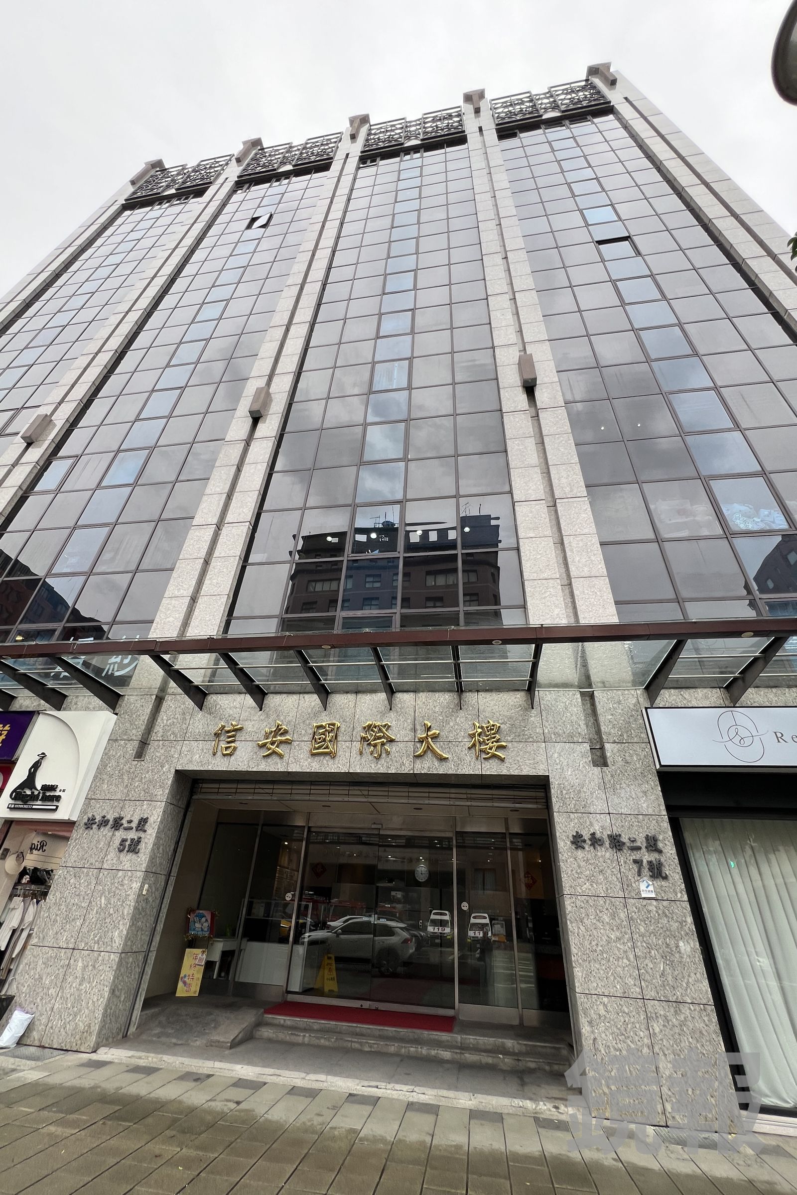 黃國昌和狗仔曾長期在安和路2段的信安國際大樓4樓開會。（圖／攝影組）