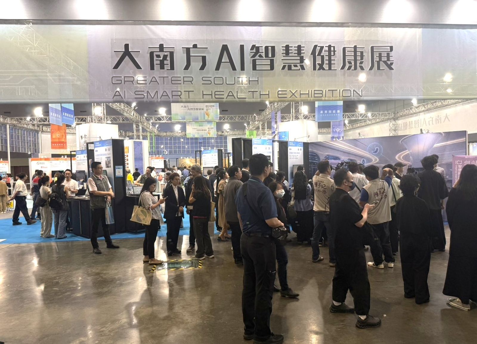 爸媽老了誰細心來顧?AI上工了!進病房進樂齡房 大南方AI智慧健康展120項應用解照護荒