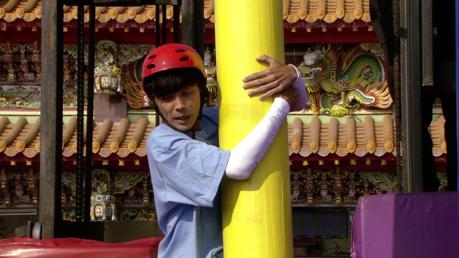 阿翔示範《大集合》新遊戲慘摔！卡柱子上動彈不得　竟被女學生完勝