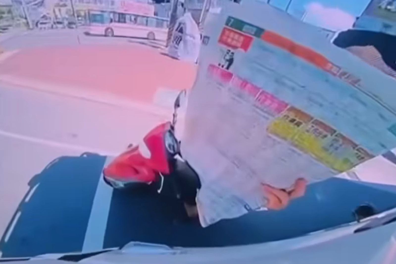 大車駕駛透過另一邊監視畫面才發現有騎士在旁看報紙。圖／翻攝自臉書爆料公社