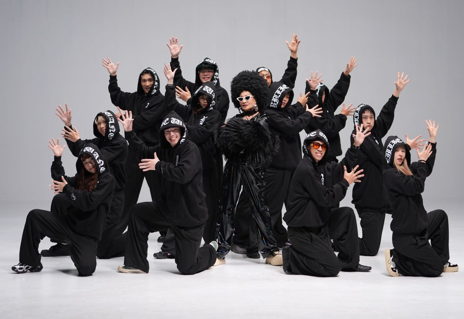 74歲頂3公斤爆炸頭上陣!比莉「狂跳30次」周湯豪壓力超大