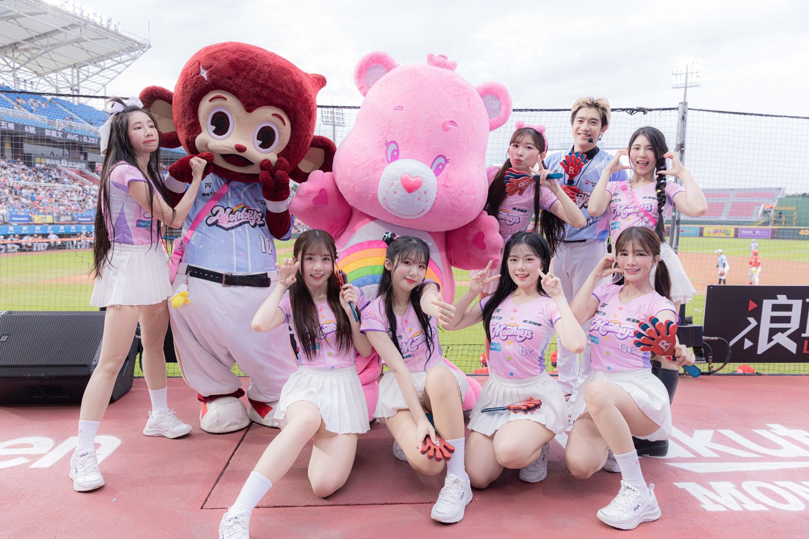 啦啦隊目前對球團收益是正效果。翻攝Rakuten Girls臉書