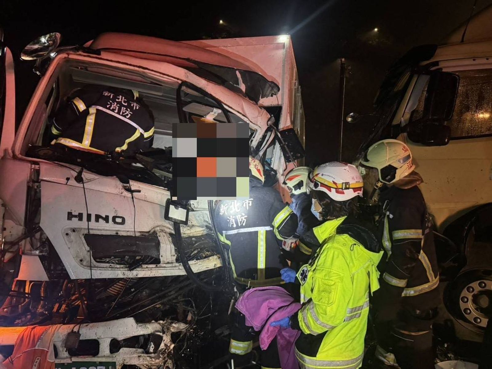 新北台2線「貨櫃車、大貨車」對撞 1駕駛卡變形車頭內救出送院搶救