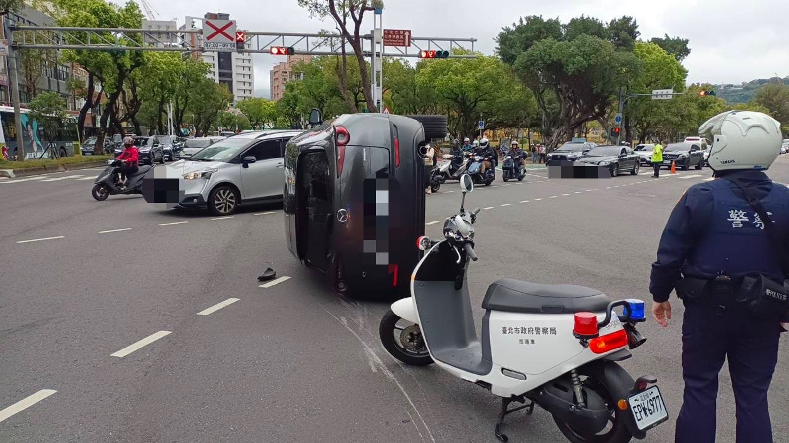 馬自達又遲到了！擦撞分隔島側翻滑行　上班尖峰時刻橫躺中山北路