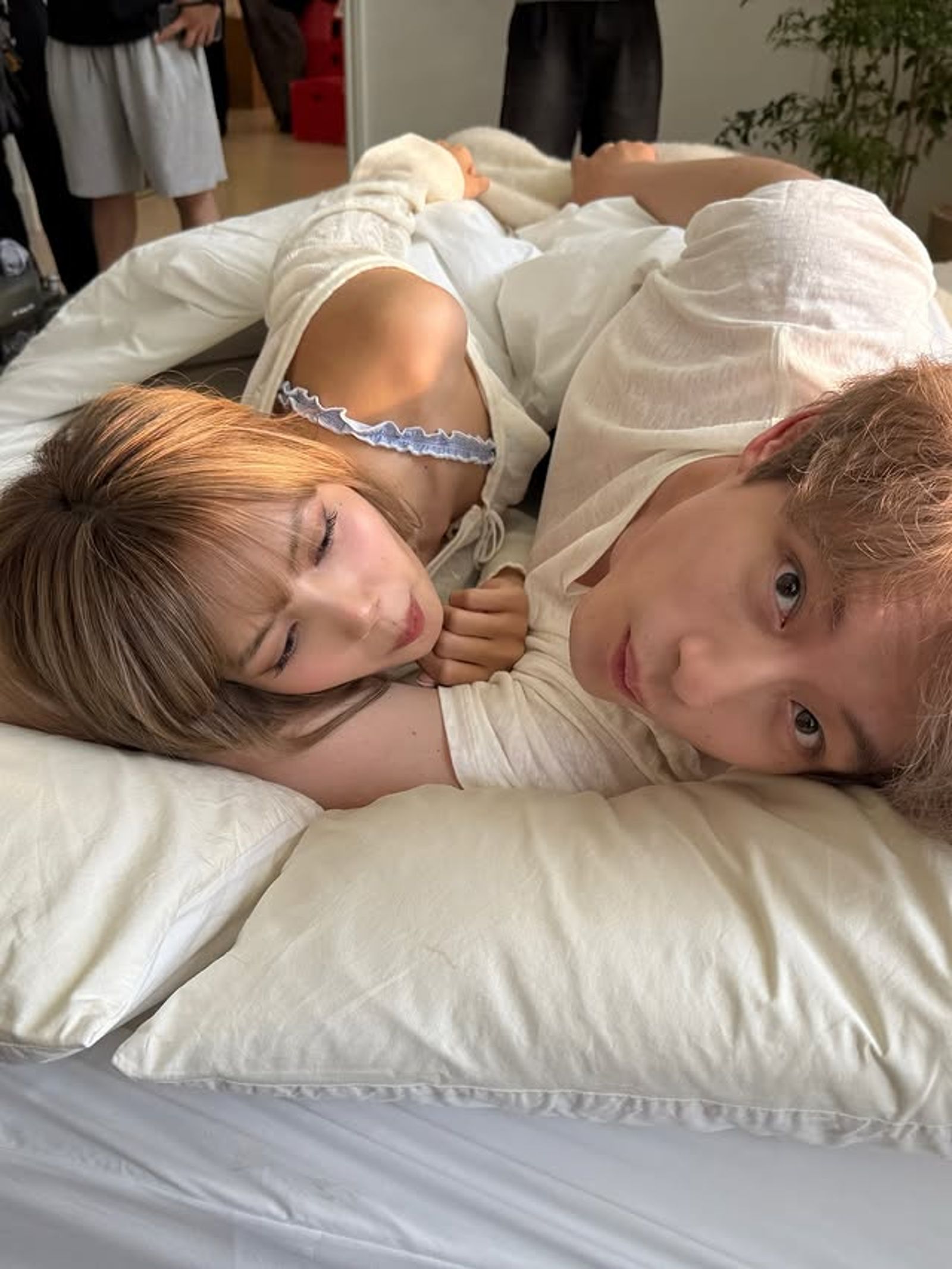 坂口健太郎（右）與Lisa躺在床上拍MV。翻攝IG@sakaguchikentaro