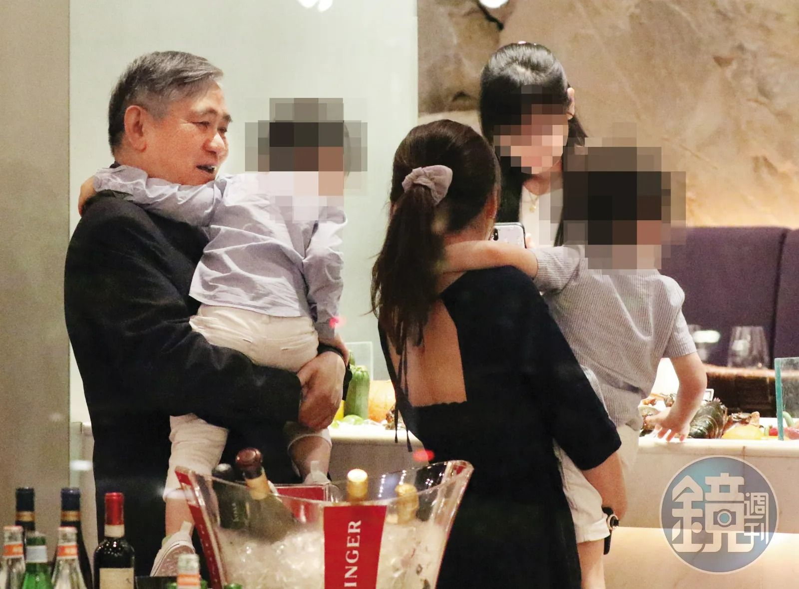 王文洋很有小孩子緣,常在聚會時抱小孩。鏡週刊