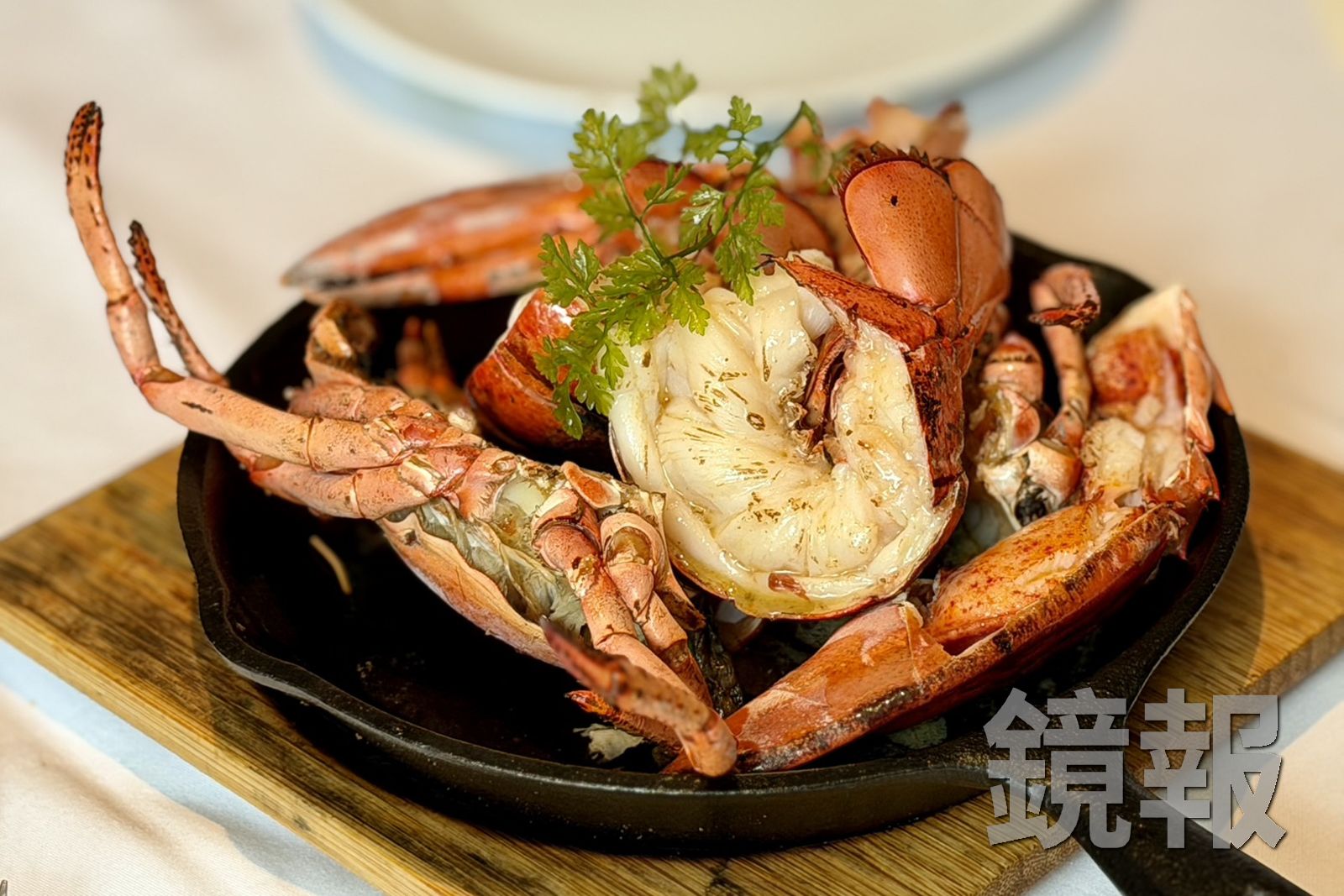 「加拿大蒸烤活龍蝦」搭配匈牙利紅椒香蒜奶油醬,呈現鮮甜彈Q的海味。(2,880元/尾)