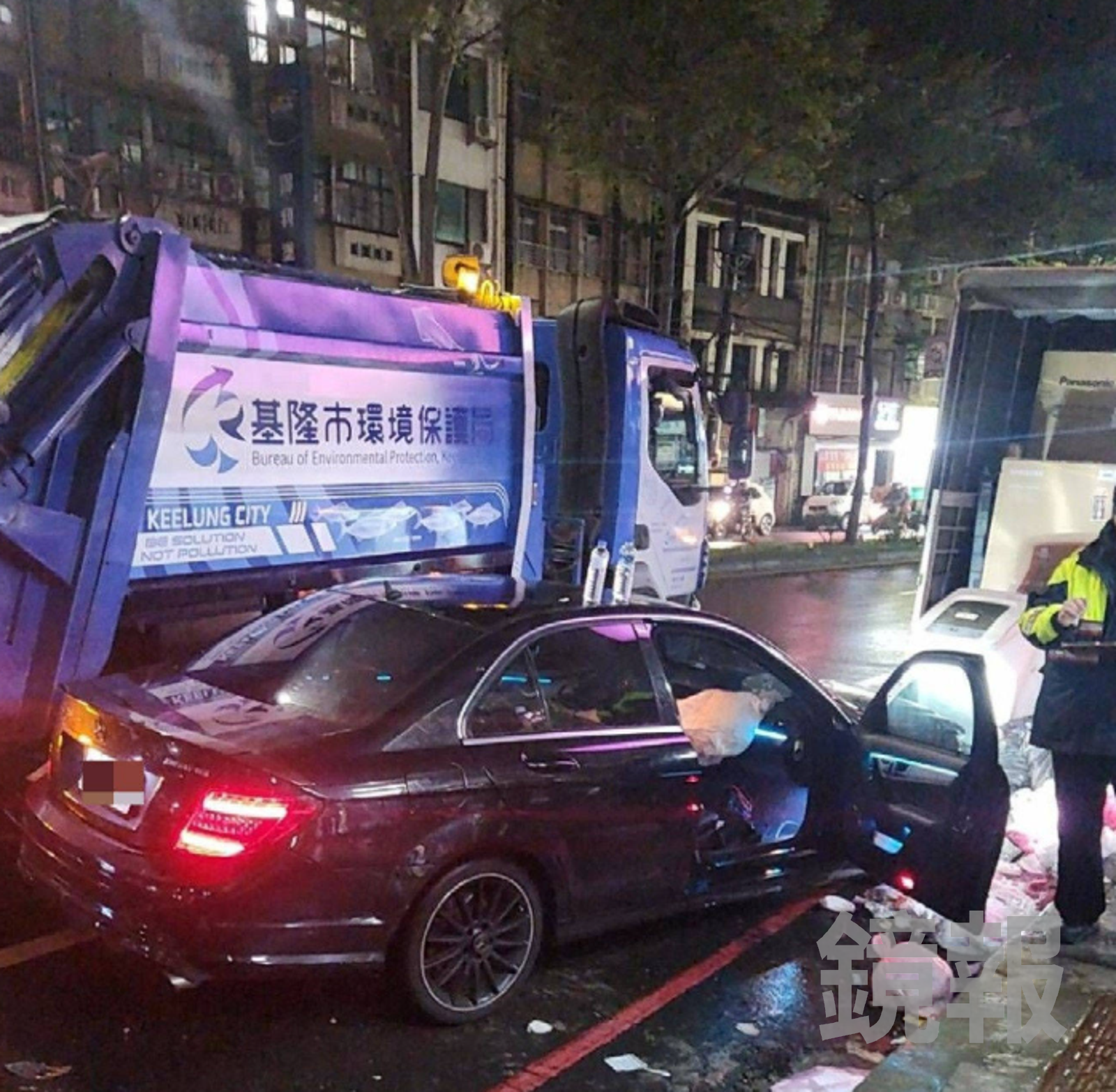 肇事賓士車最終撞到垃圾車才停了下來。翻攝畫面
