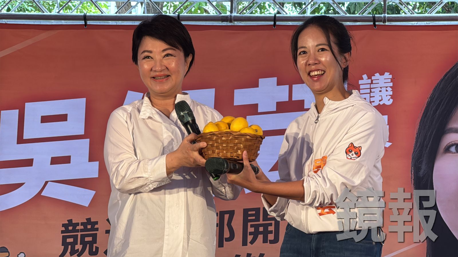 台中市長盧秀燕準備象徵「在野大聯盟的」黃檸檬給議員吳佩芸，她強調，府會與黨派的立場可以不同，在野議員也應該聯合起來作好「啄木鳥」角色，每個都是「在野大聯盟」。圖／攝影林建鋒