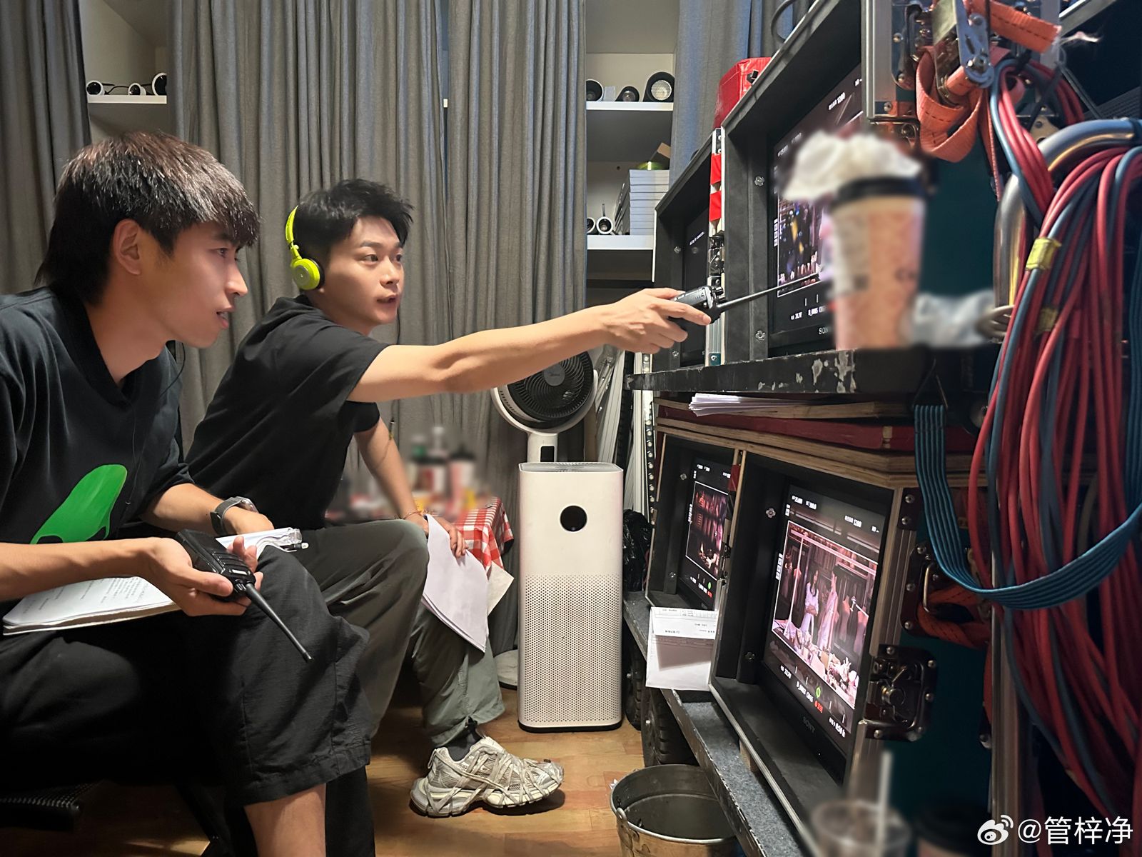 管梓淨(右)在《許我耀眼》身兼幕前及幕後。翻攝微博@管梓淨