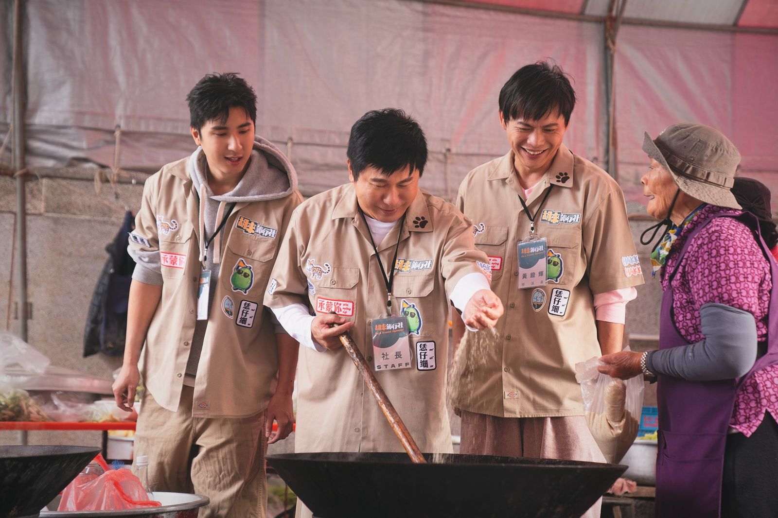 瓜哥（中）大鍋菜炒上癮，與特派員黃鐙輝（右）及兒子胡釋安（左）挑戰辦桌變主廚。客家電視提供