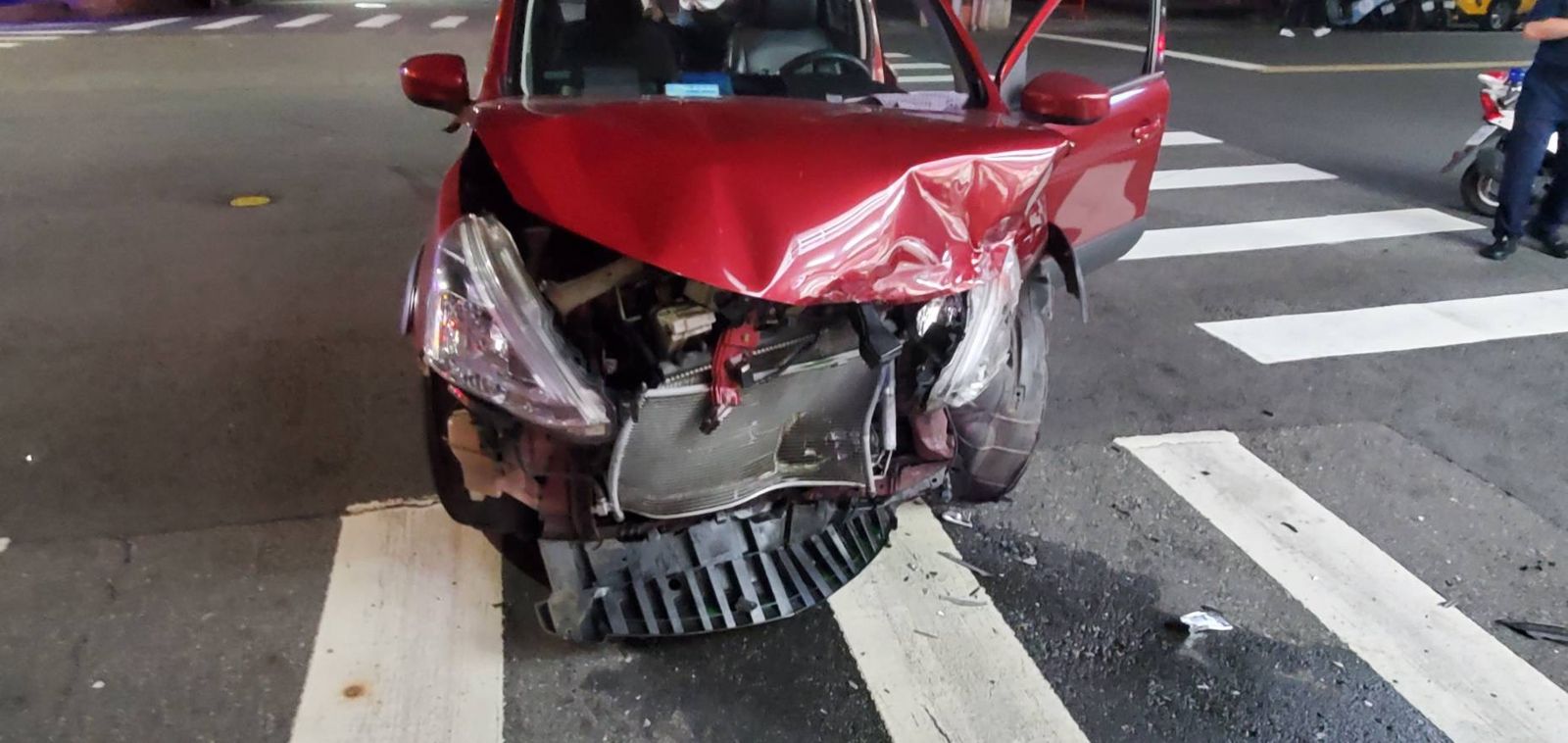 王男車頭嚴重毀損。翻攝畫面