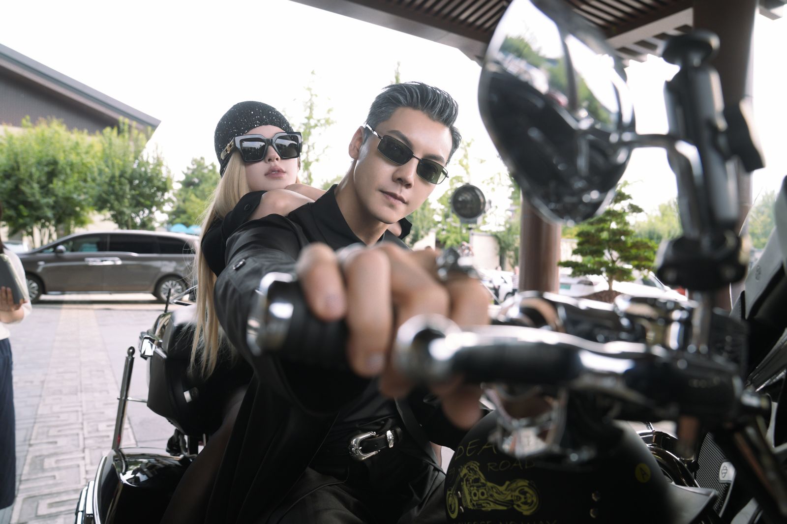 趙露思（左）極有「幫夫運」，這次也讓陳偉霆再度暴紅。翻攝官方微博