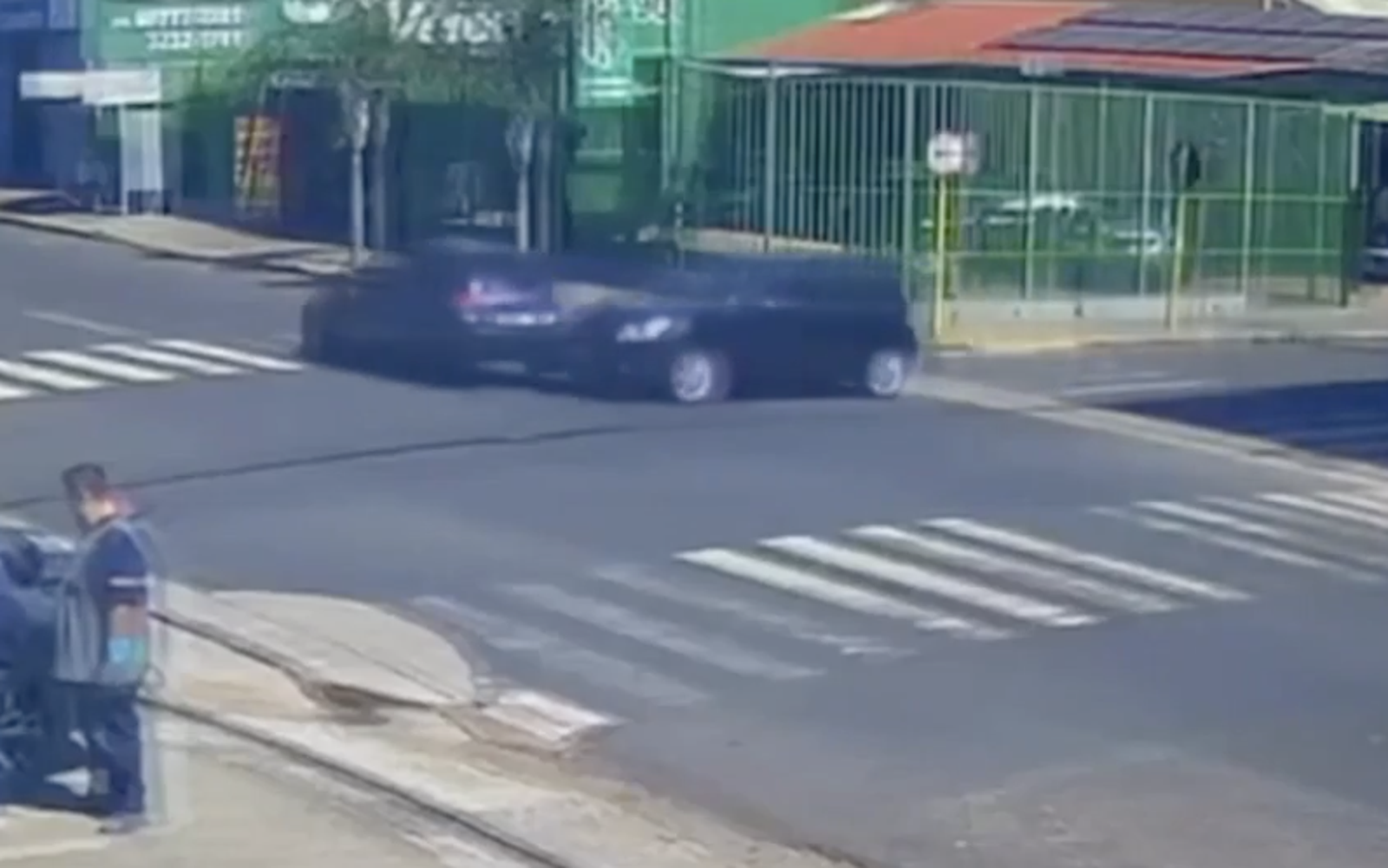 巴西一名女駕駛遭撞後，車輛竟奇蹟停入兩輛展示車中，驚險一幕遭網友瘋傳。圖／翻攝自X