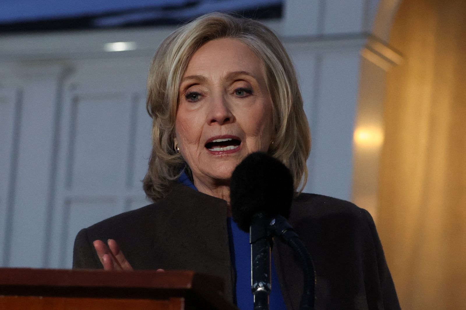 艾普斯坦案赴國會作證!希拉蕊因「1事」捶桌離場:我受夠了