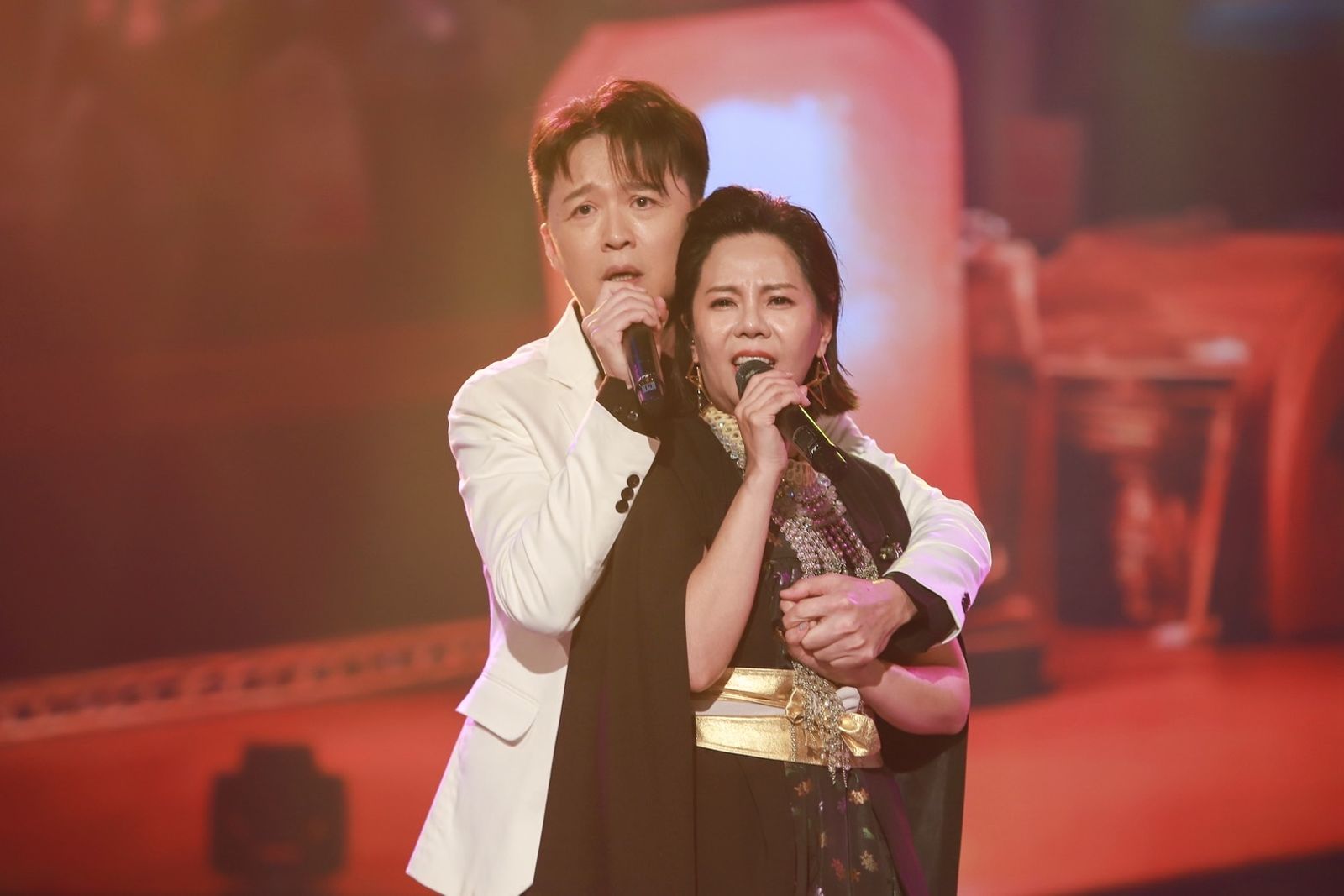 兩人最後更是「甜蜜合唱」經典歌曲〈傷心酒店〉讓全場印象深刻。民視提供