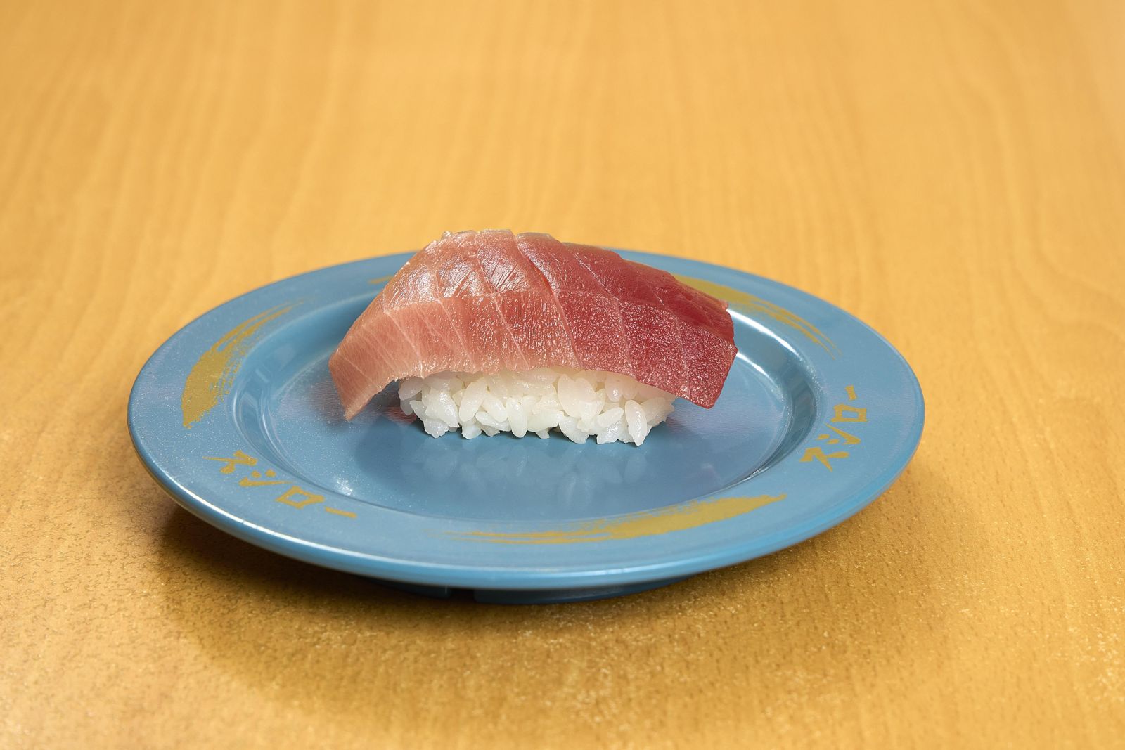 「厚切中腹」油脂與肌肉比例分布均勻,甜美滑順、脂香不膩。(70元/貫,壽司郎供圖)