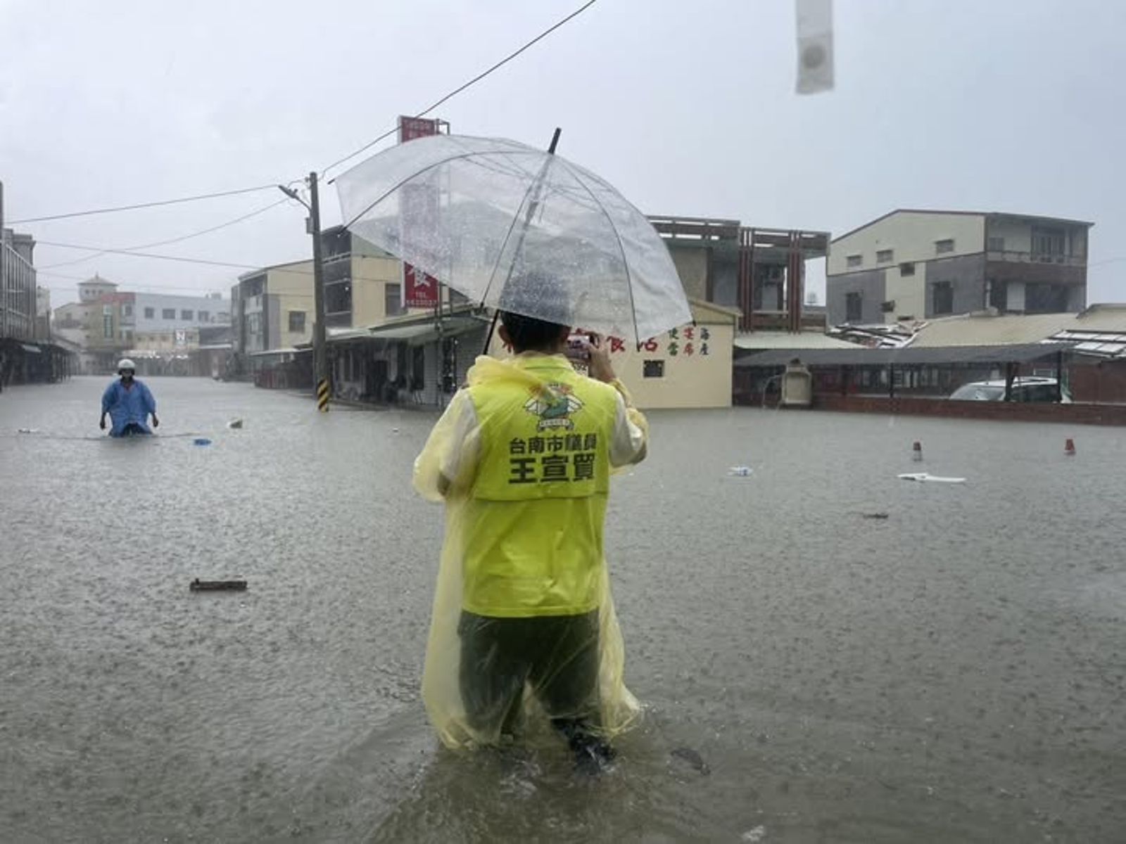 有片/淹大水!台南後壁菁寮水深及腰 滾滾洪流災民急撤