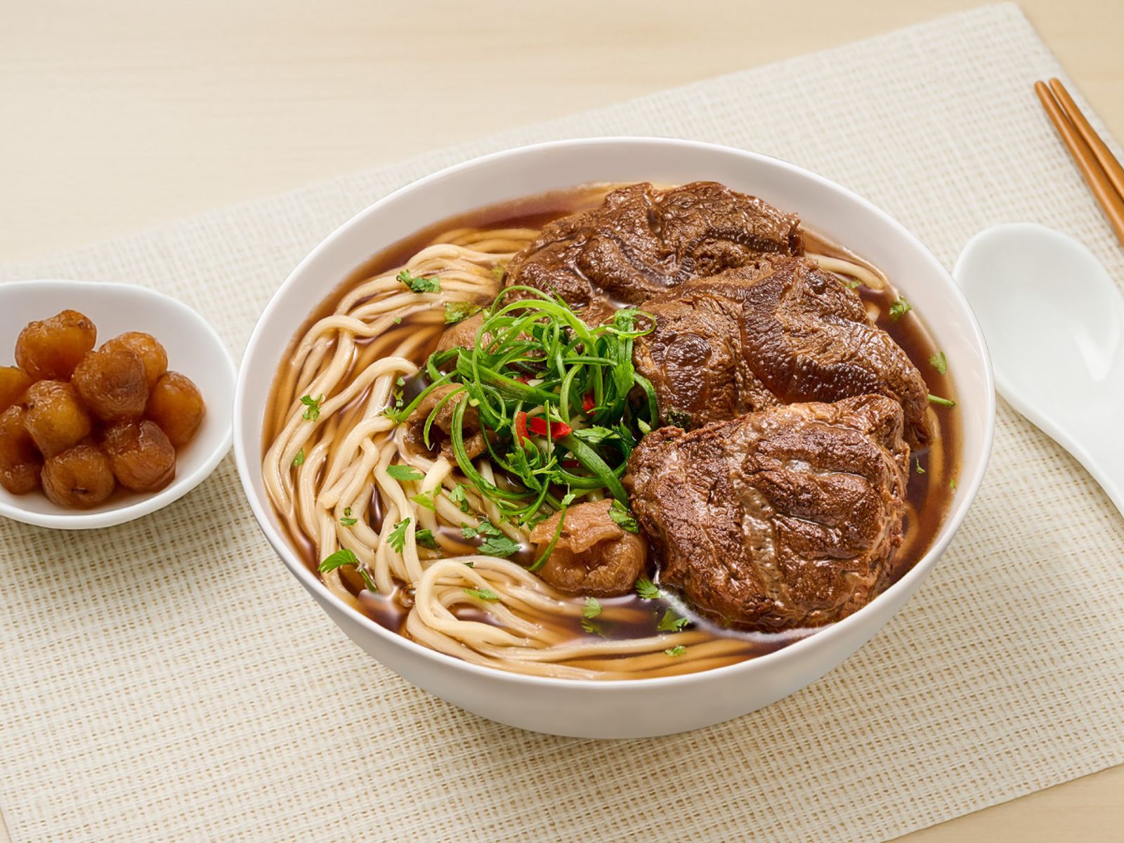 「茶香清燉牛肉麵」以牛骨、蔬果、桂圓，結合烏龍茶粉熬煮出清爽且有韻味的湯底，還特選厚切軟嫩的牛腱心。（299元／盒，KKLife供圖）