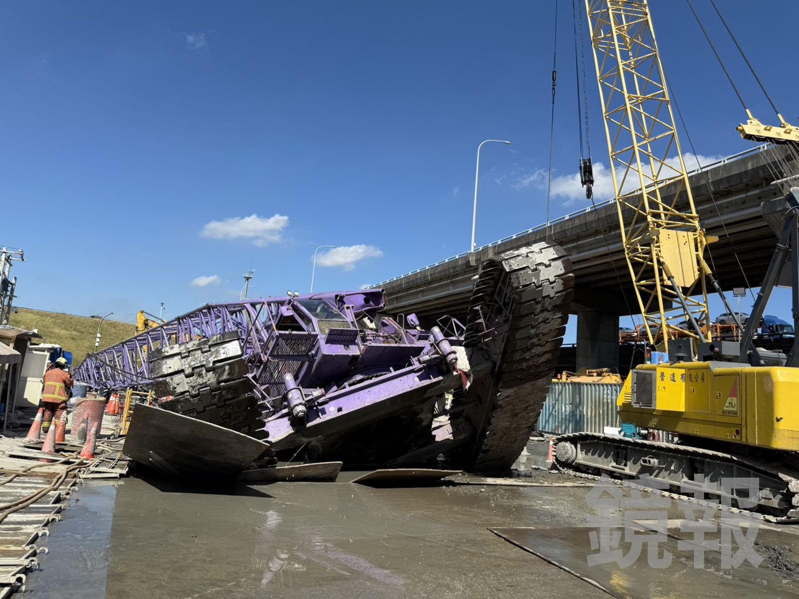捷運工地吊車翻覆　灑水車慘遭「爆頭」