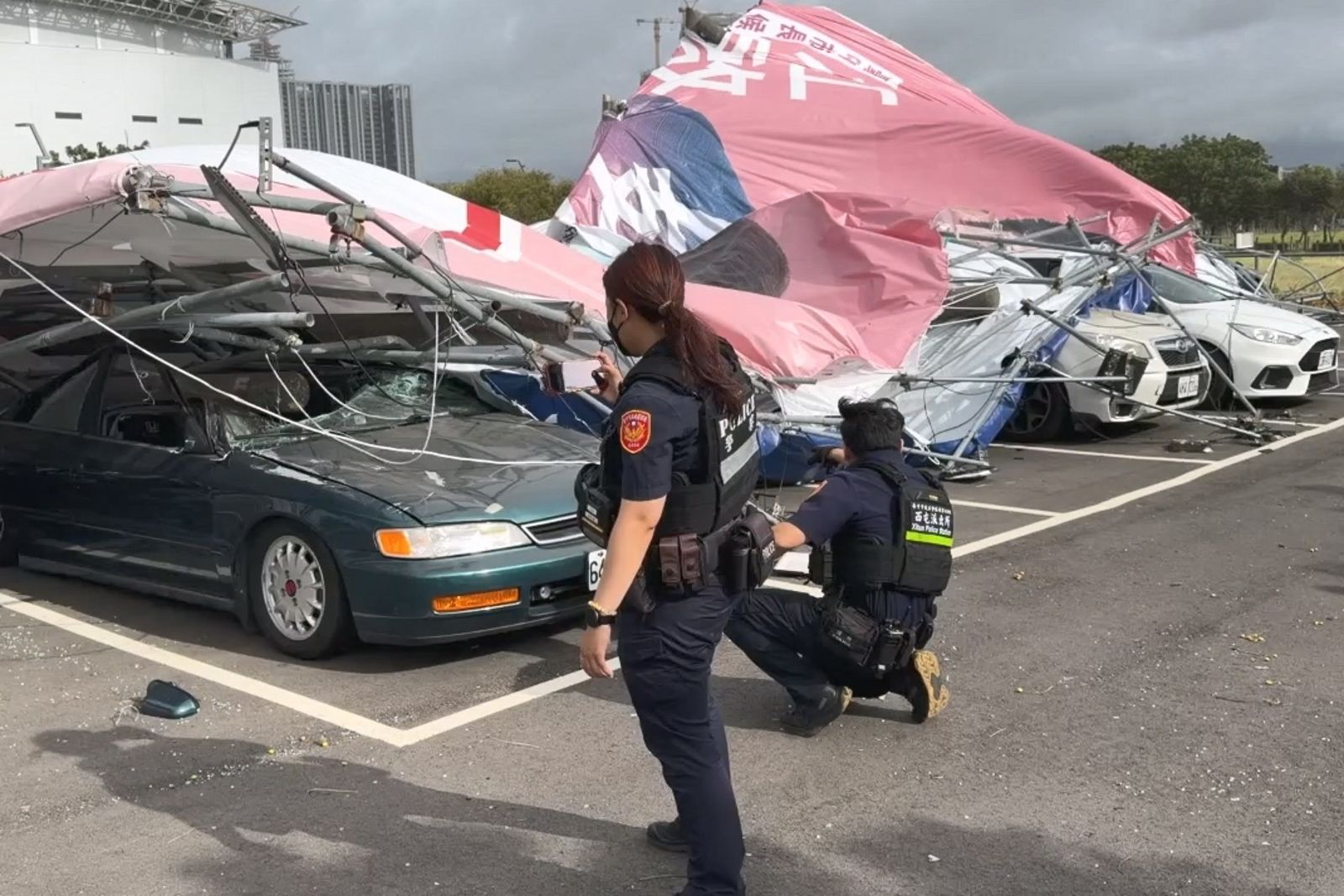 初步統計至少有8輛自小客車受損,部分車輛前擋風玻璃、車窗破裂,車頂凹陷,警方到場調查損失情況。圖/民眾提供