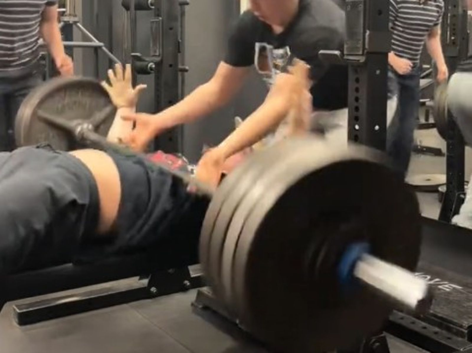 14歲少年挑戰190公斤臥推!下秒撐不住「槓鈴重壓胸口」驚悚畫面瘋傳