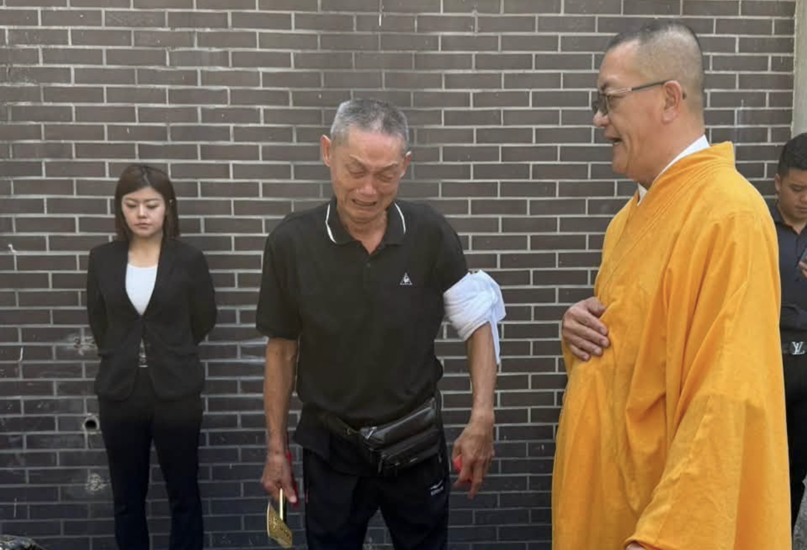 71歲本土男星悲痛送別小8歲弟弟...自責不是好大哥悲喊:不夠資格 交代兩兒「骨灰撒大海」不立碑