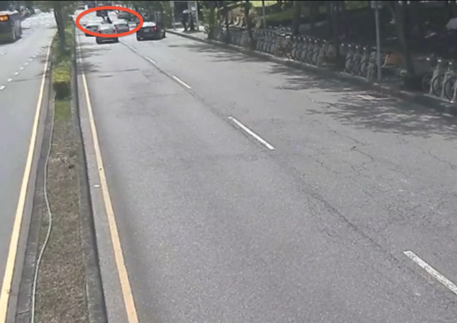 前方有車減速險釀追撞 雙B駕駛下車「跳恰恰」...後方騎士勸架意外成「亮點」