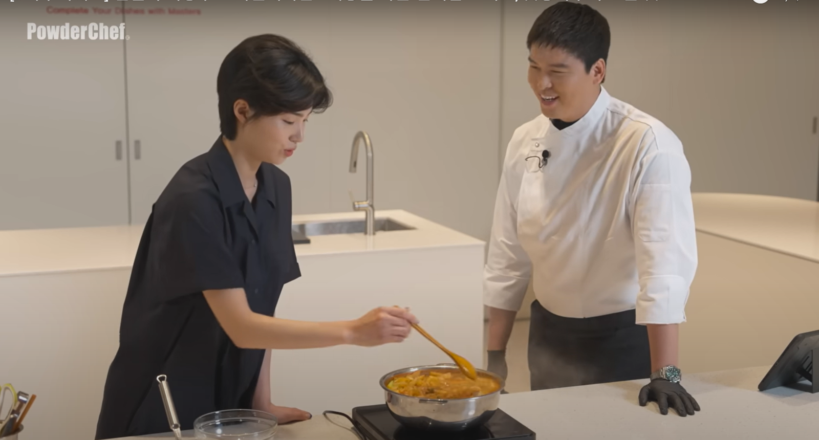 李章宇（右）曾邀女友趙惠元同框錄YT節目，教女友煮泡菜湯。翻攝YT@leejangwoo0