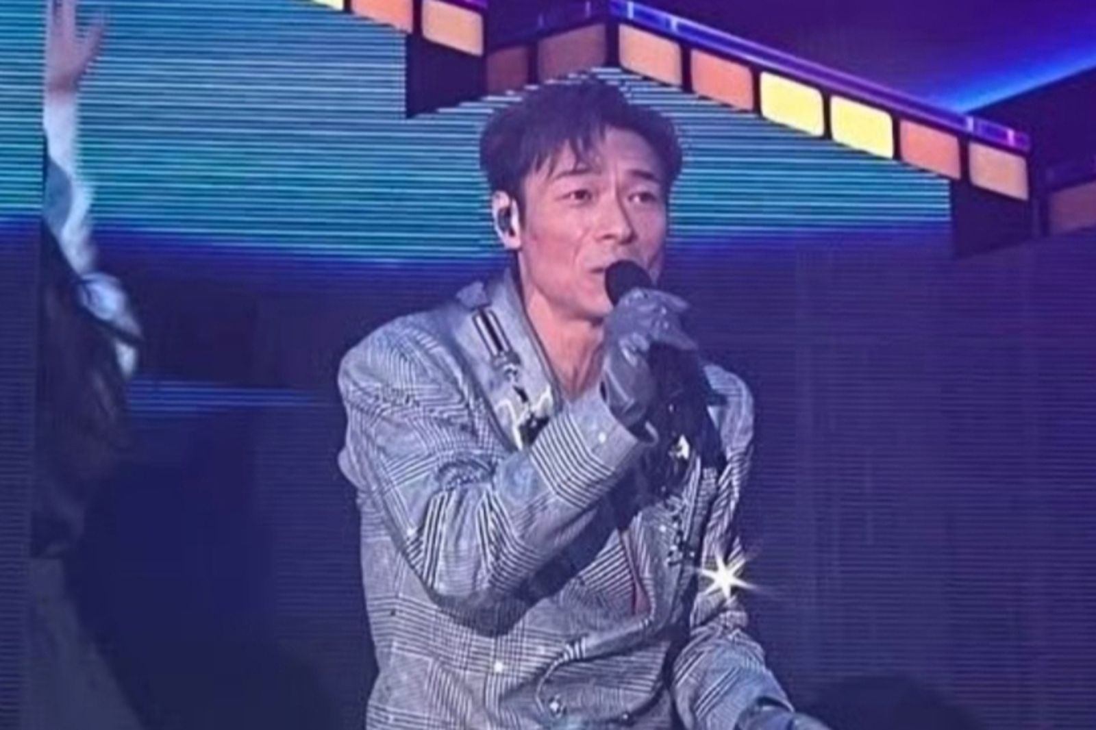 許志安爆偷吃後首唱紅館！鄭秀文現身力挺　他一舉動證夫妻情深