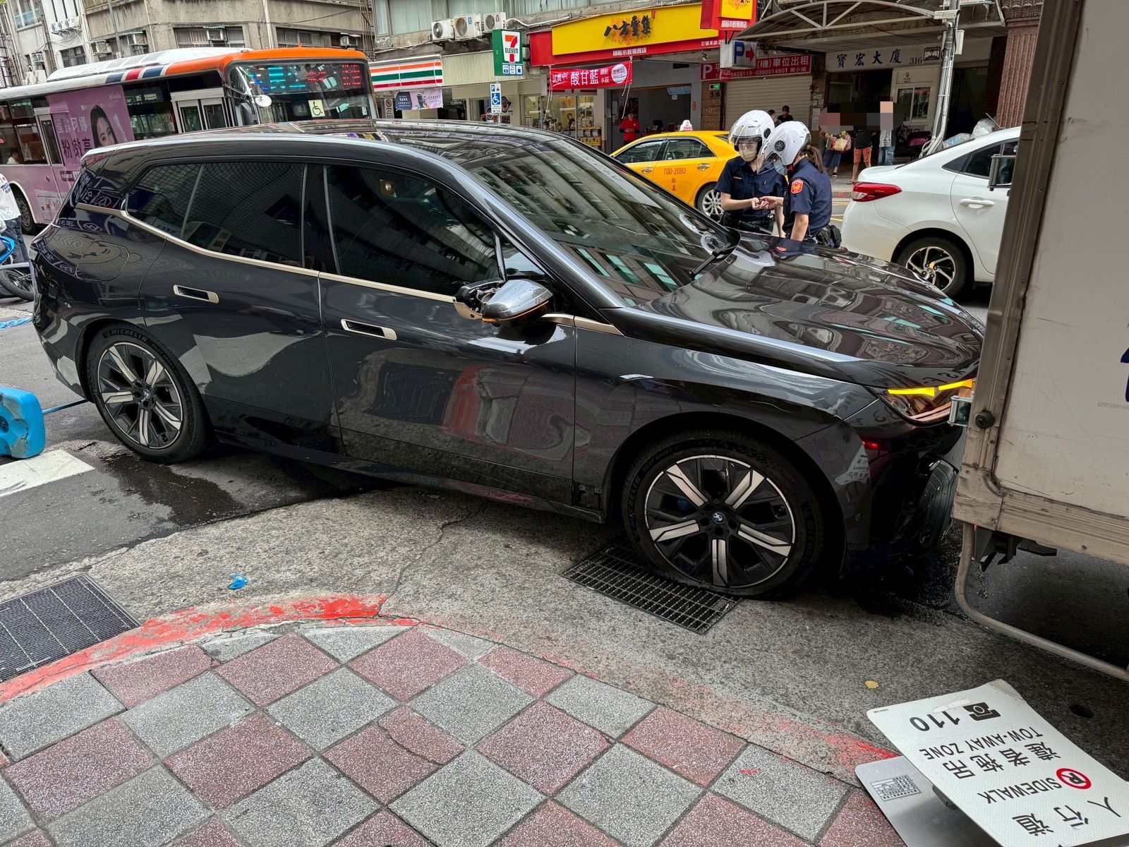 暴衝片/74歲老翁BMW撞擊瞬間曝光 車輛失控連撞16車1婦人掛彩送醫