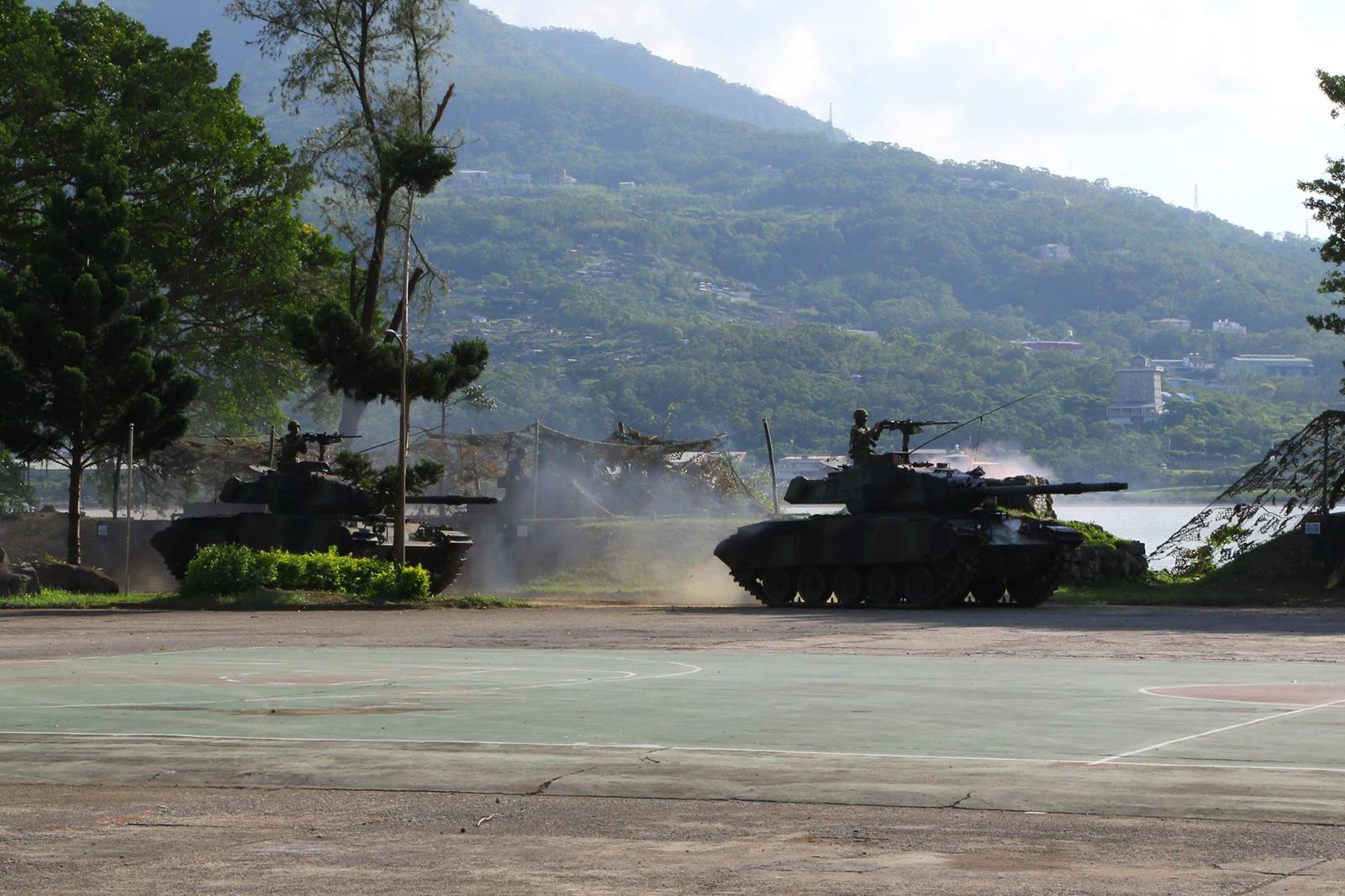 國軍有必要沿著淡水河河道,部署更多中低空野戰防空飛彈,以防範空中奇襲。圖片摘自國防部發言人臉書