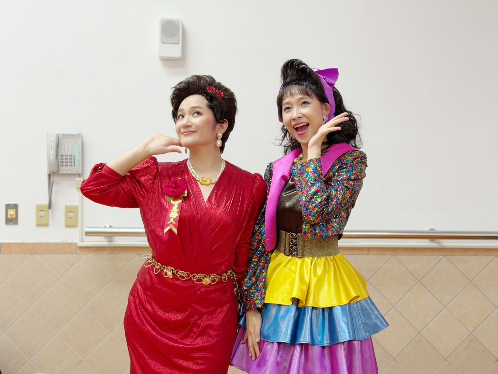 黃云歆（右）與羅美玲在《一村喜事：康樂隊來了》走懷舊復古風，造型超級華麗，令人難忘。金星文創提供