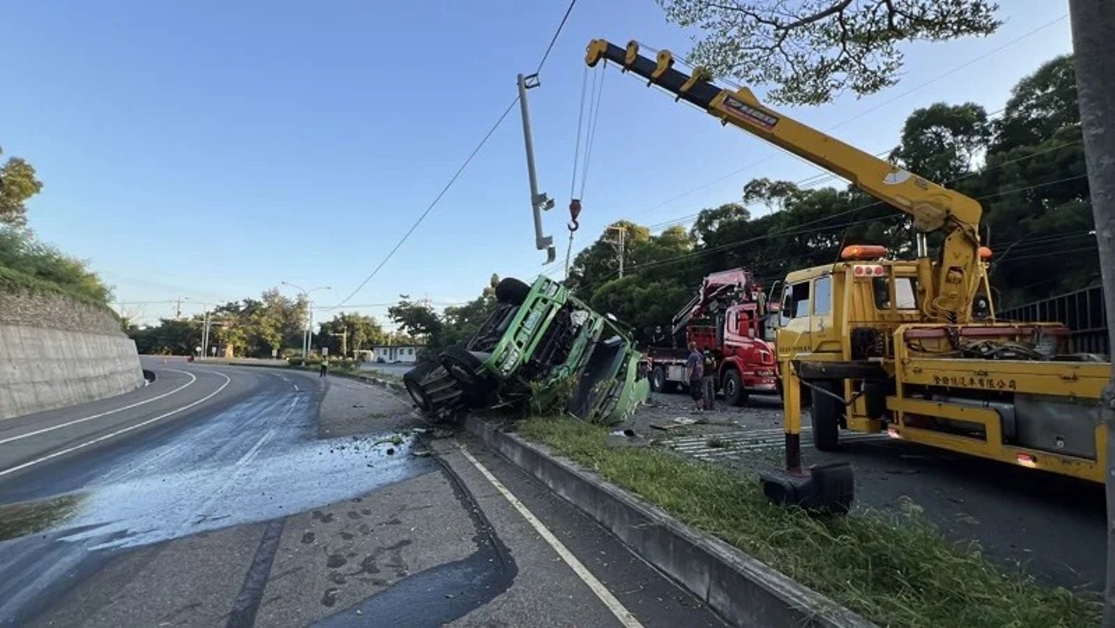苗栗載梅曳引車「精神恍惚」翻覆 駕駛卡車內血流滿手