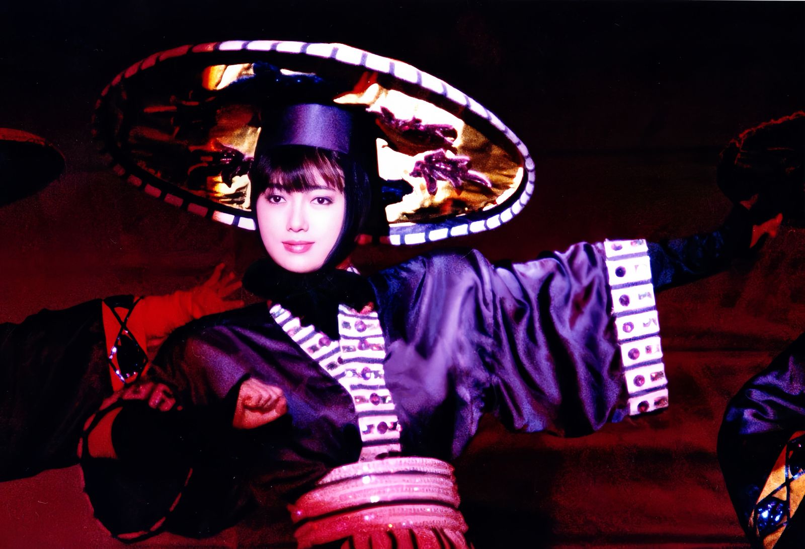 周思潔年輕時赴美演出,曾遭男子強押上車、在雪地拖行並威脅掏槍,過程相當驚險。圖/萊格悠國際文化