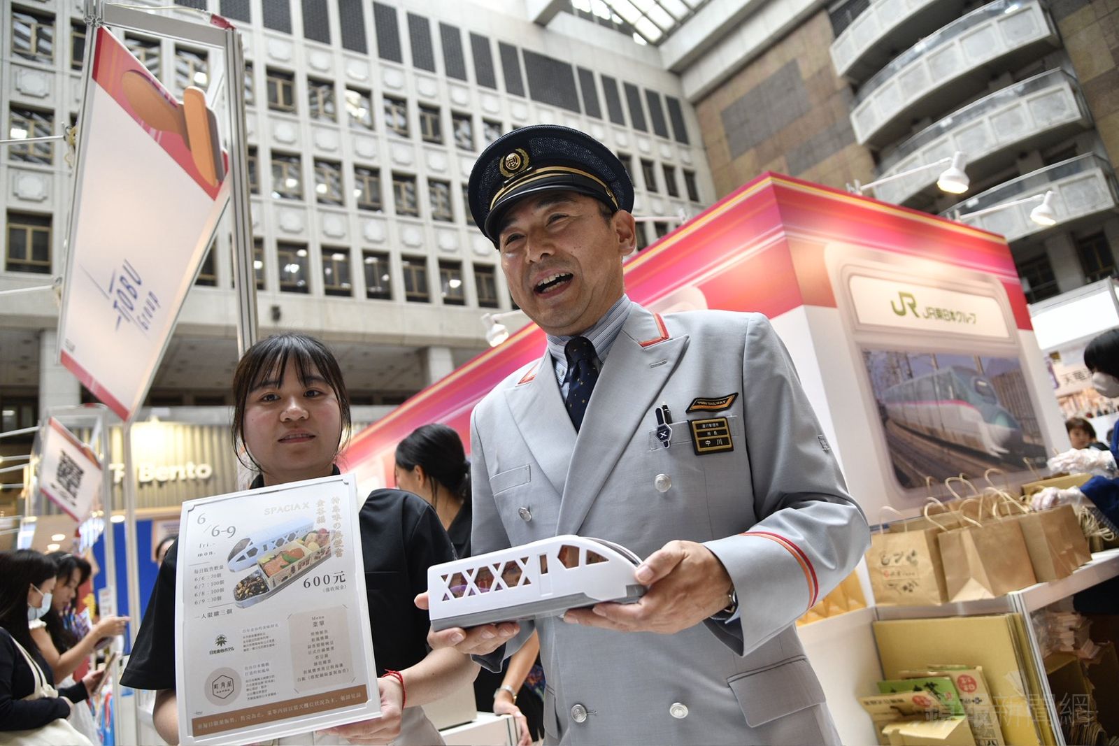 JR東日本推出以最新的觀光列車 Spacia X 為造型、鮭魚為主要食材的特色便當。