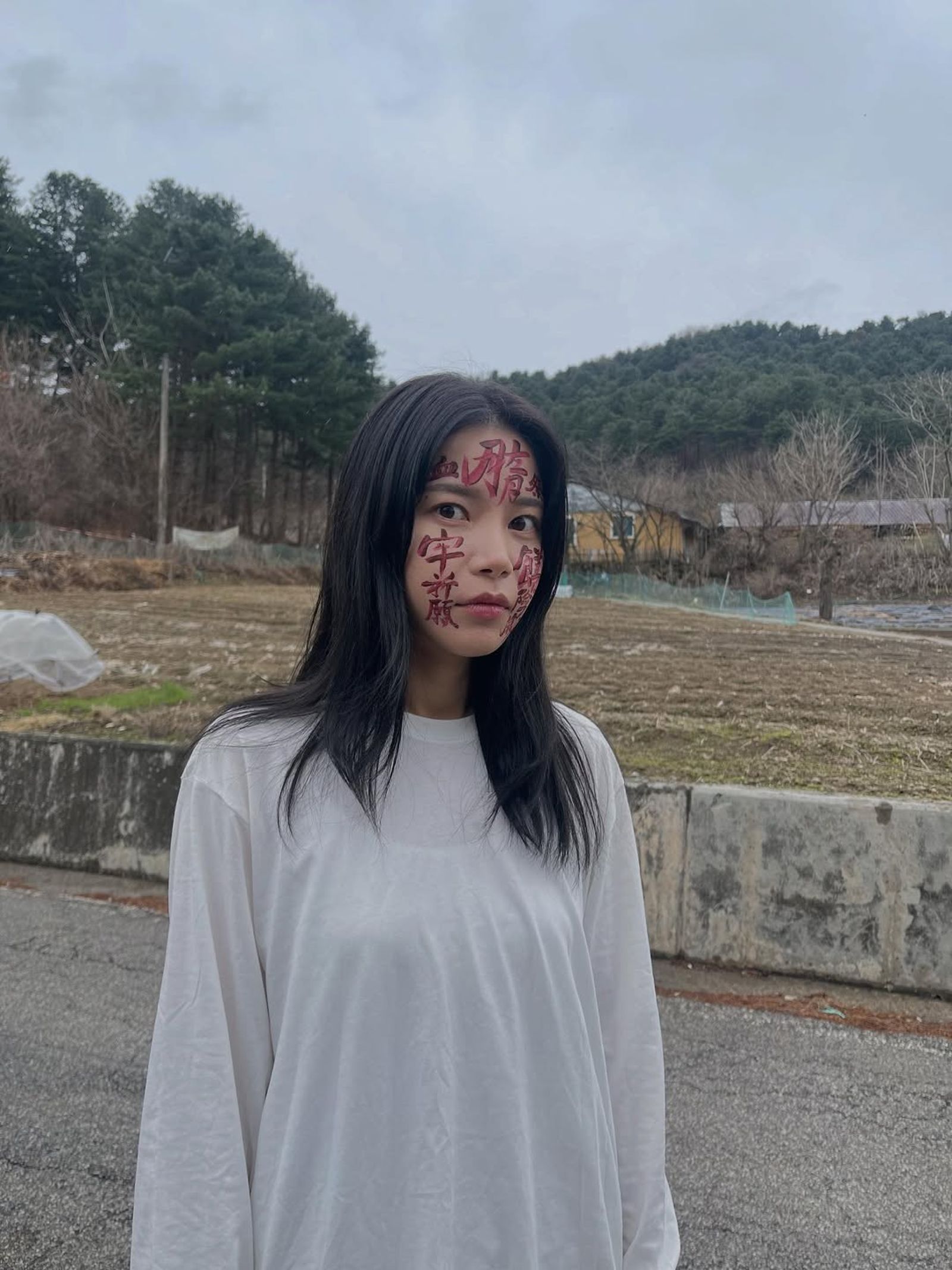 身為恐怖片狂粉的頌樂，分享電影花絮照，也希望粉絲喜歡。翻攝IG@solarkeem