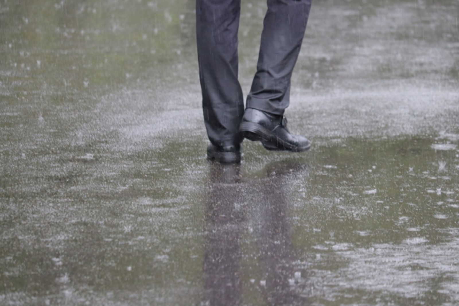 梅雨季出門鞋子秒濕透!家事達人揭速乾妙招 還能防臭