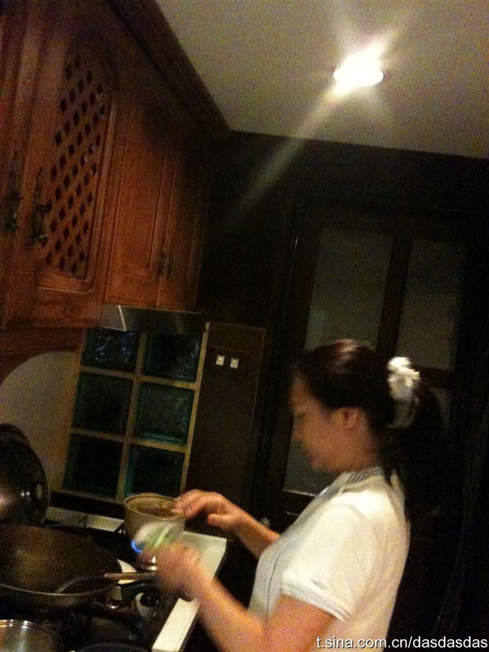 大S曾偷拍S媽忙碌的身影。翻攝微博