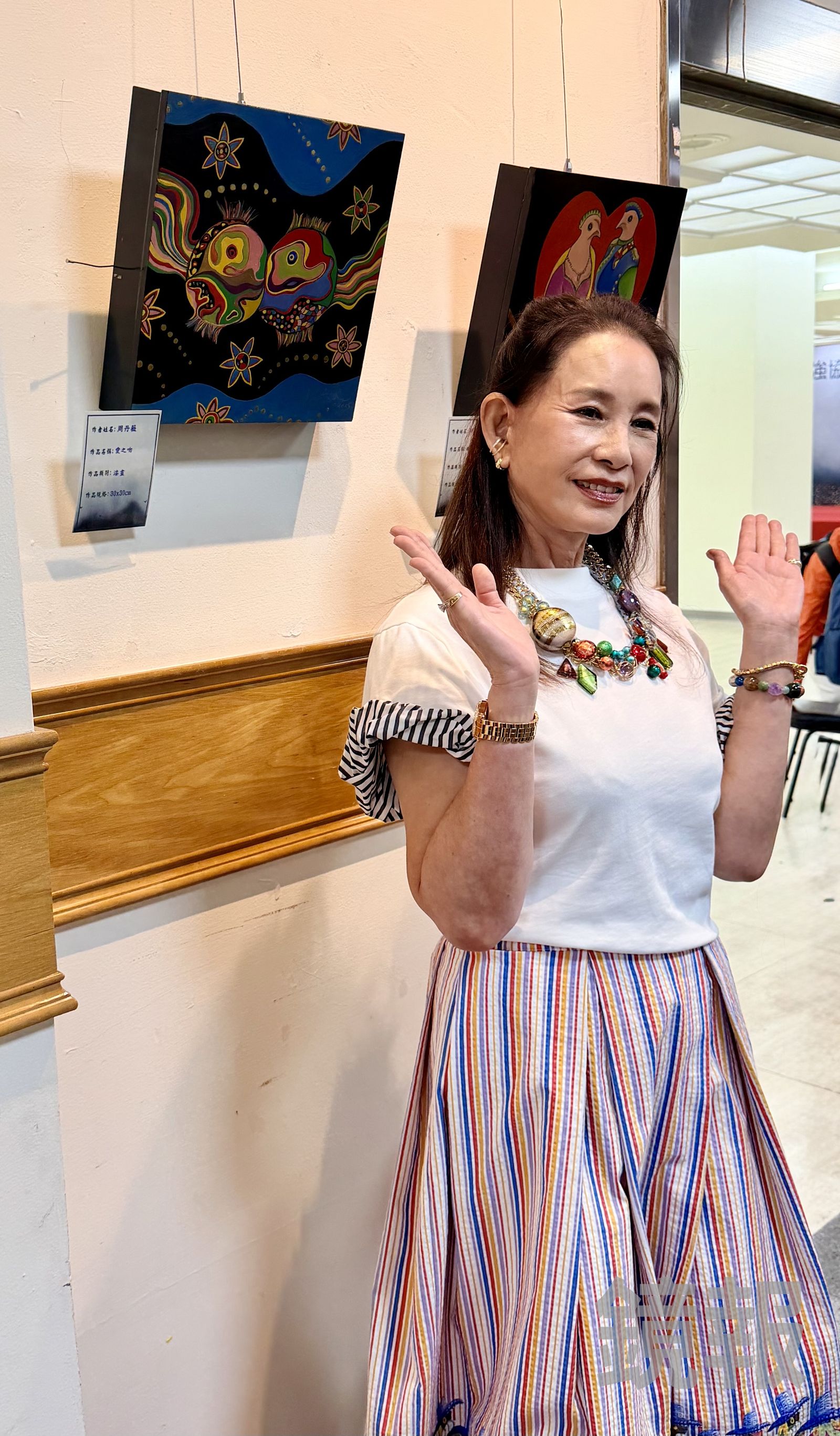 周丹薇展示自己的畫作。攝影杜沛學