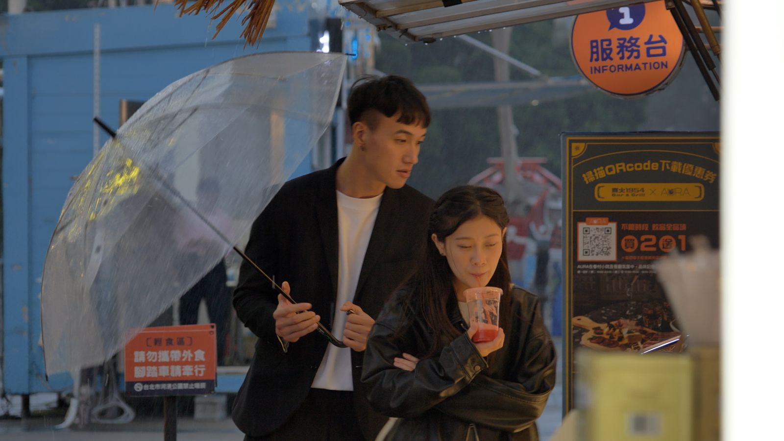 柳姿廷（右）與張雅惟分別向鄭煒（左）主動出擊。三立提供