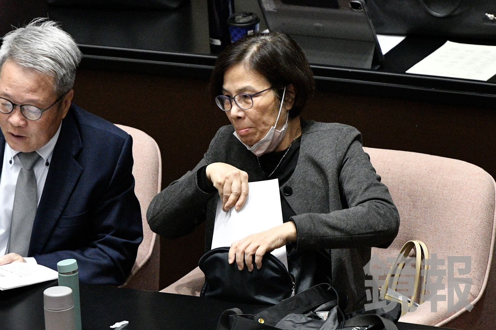 現身了！捲顏慧欣職場霸凌風波　楊珍妮神隱多日今在立院首發聲：同仁都很難過