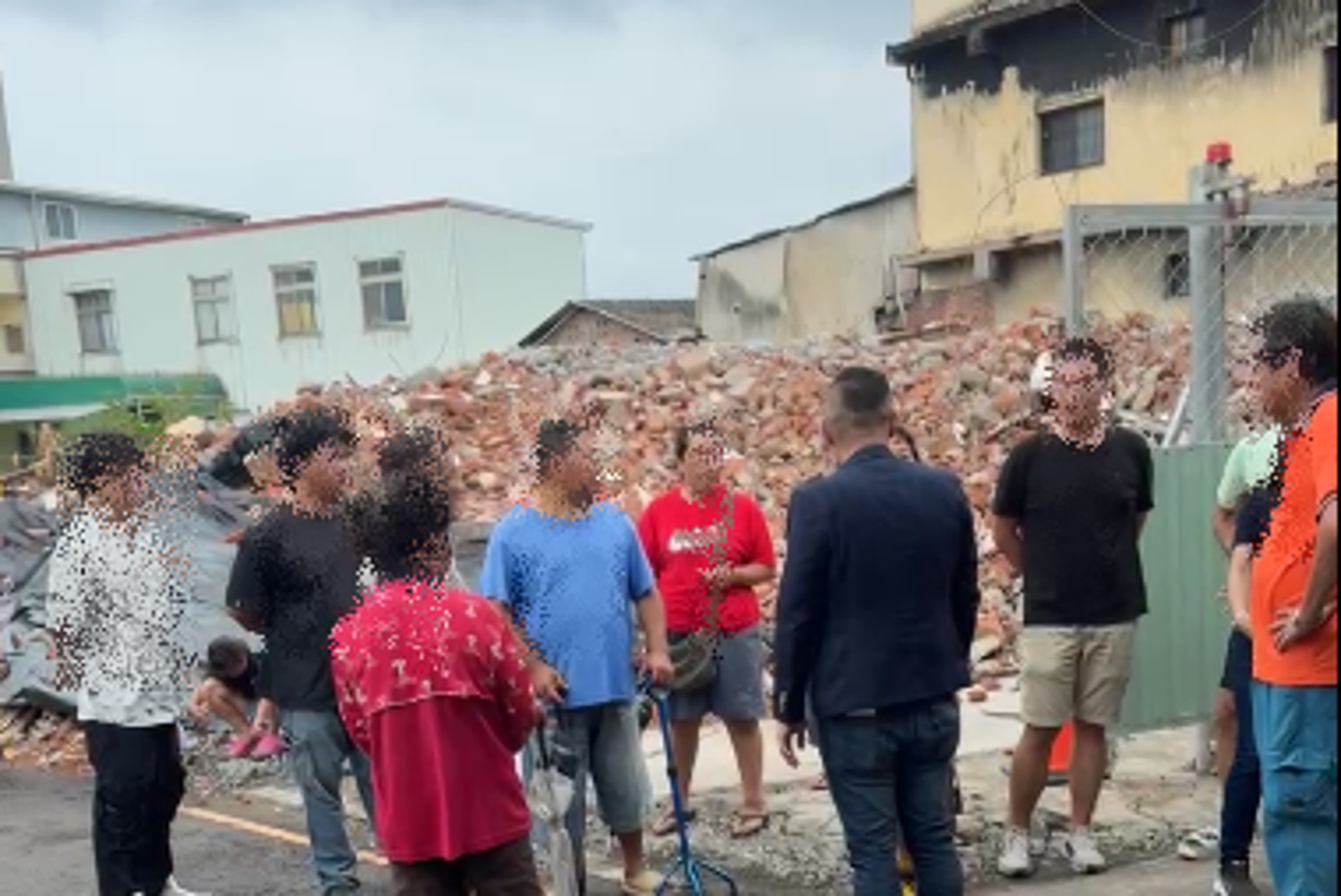 外出買菜家沒了！台中霧峰居民控建商暴力拆遷　門口堆滿廢棄物難出入
