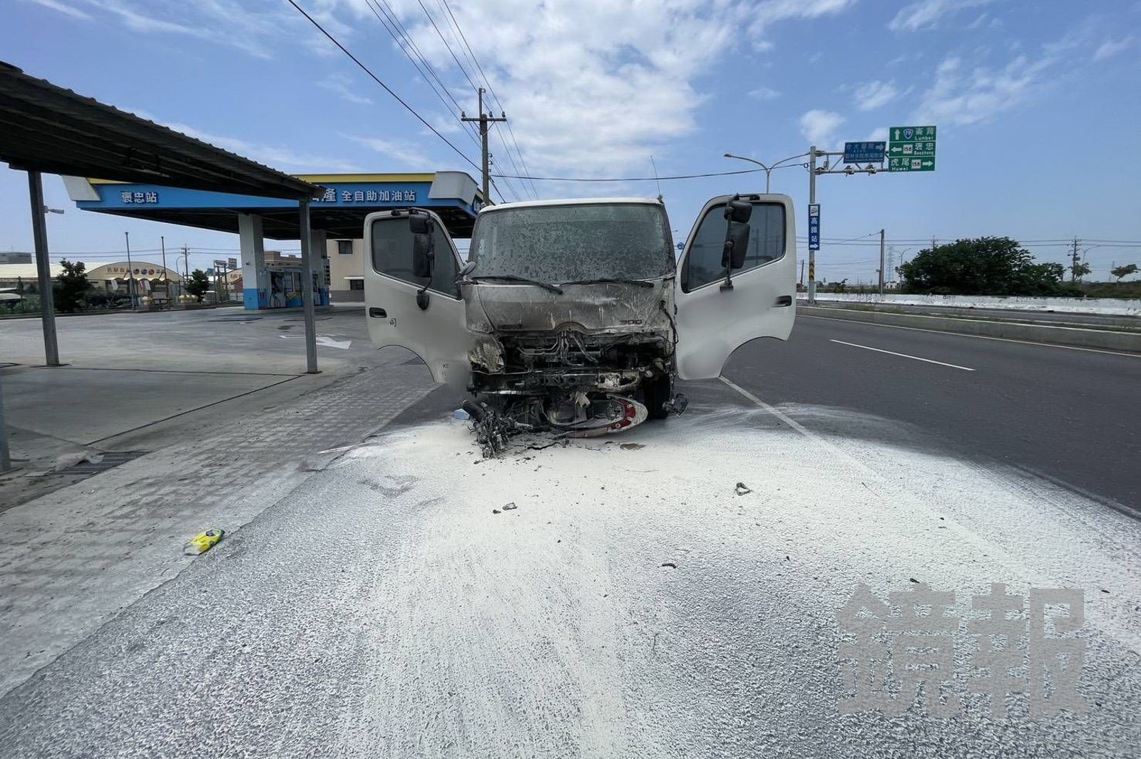 大貨車起火燃燒，火勢撲滅後，現場散落滿地乾粉。民眾提供