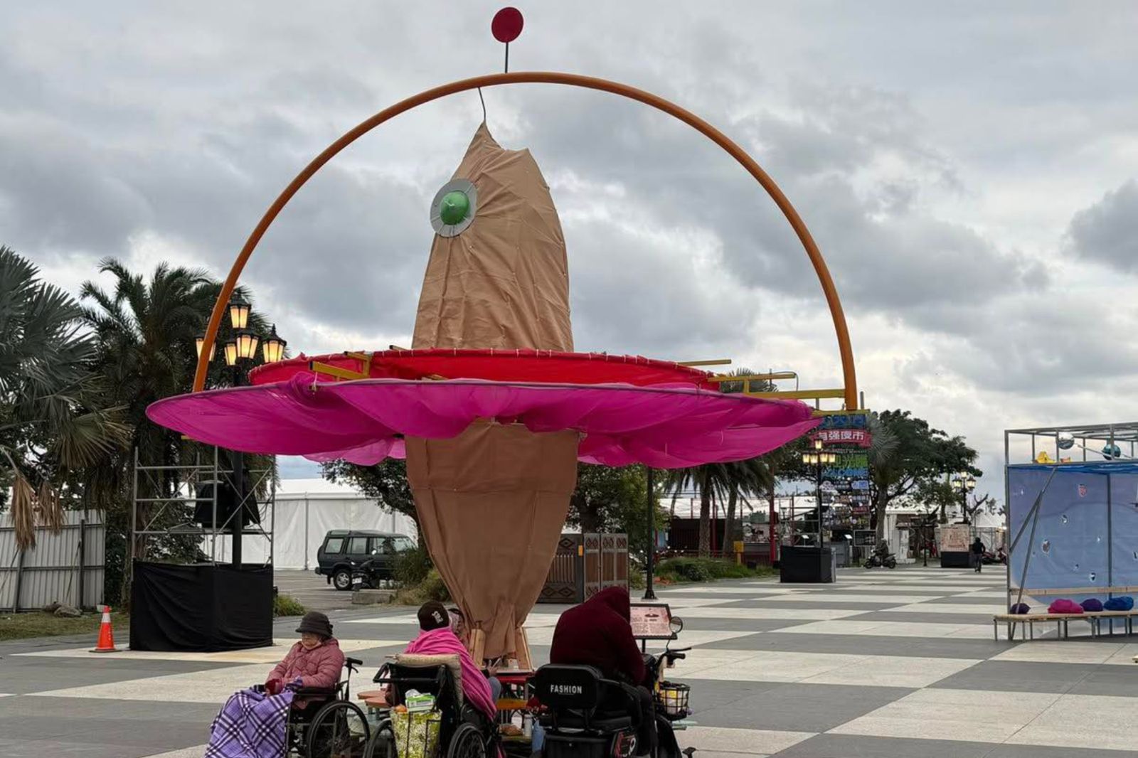 花蓮燈會作品遭諷「鹹魚」!1980萬預算惹議 網喊:清潔隊別誤收 縣府曝背後含意