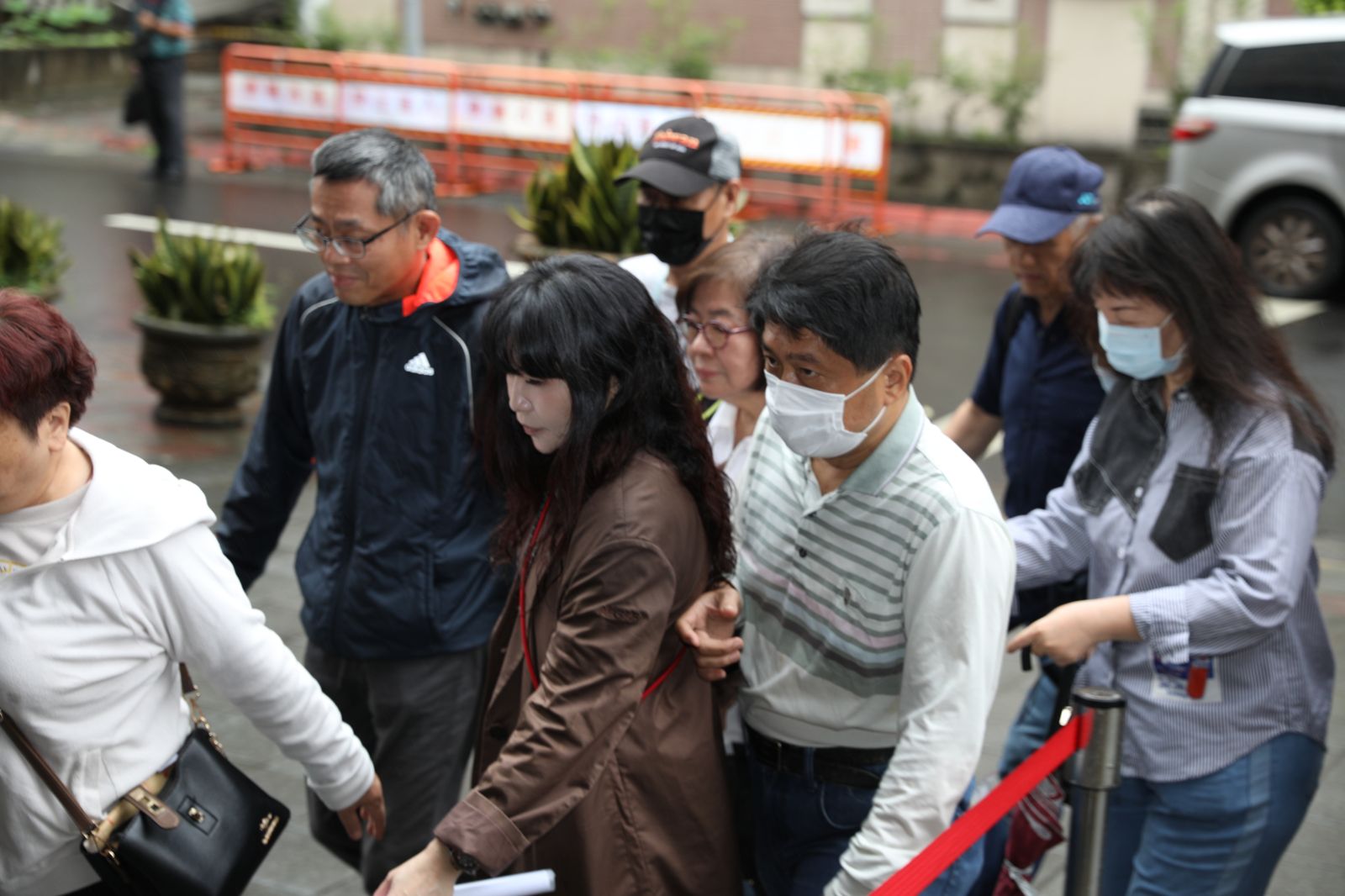 國民黨老志工抄罷免名冊「點眼藥水硬上工」　當庭崩潰獲緩起訴