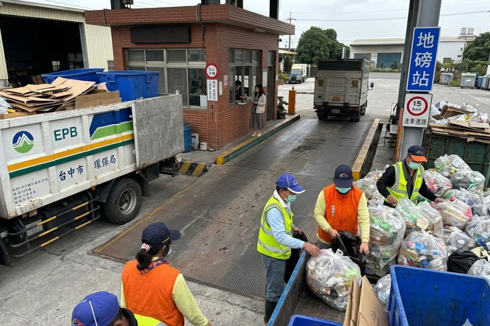 「我絕對會告死你!」女遭清潔隊員偷拍裙底氣炸 中市環保局重懲出爐