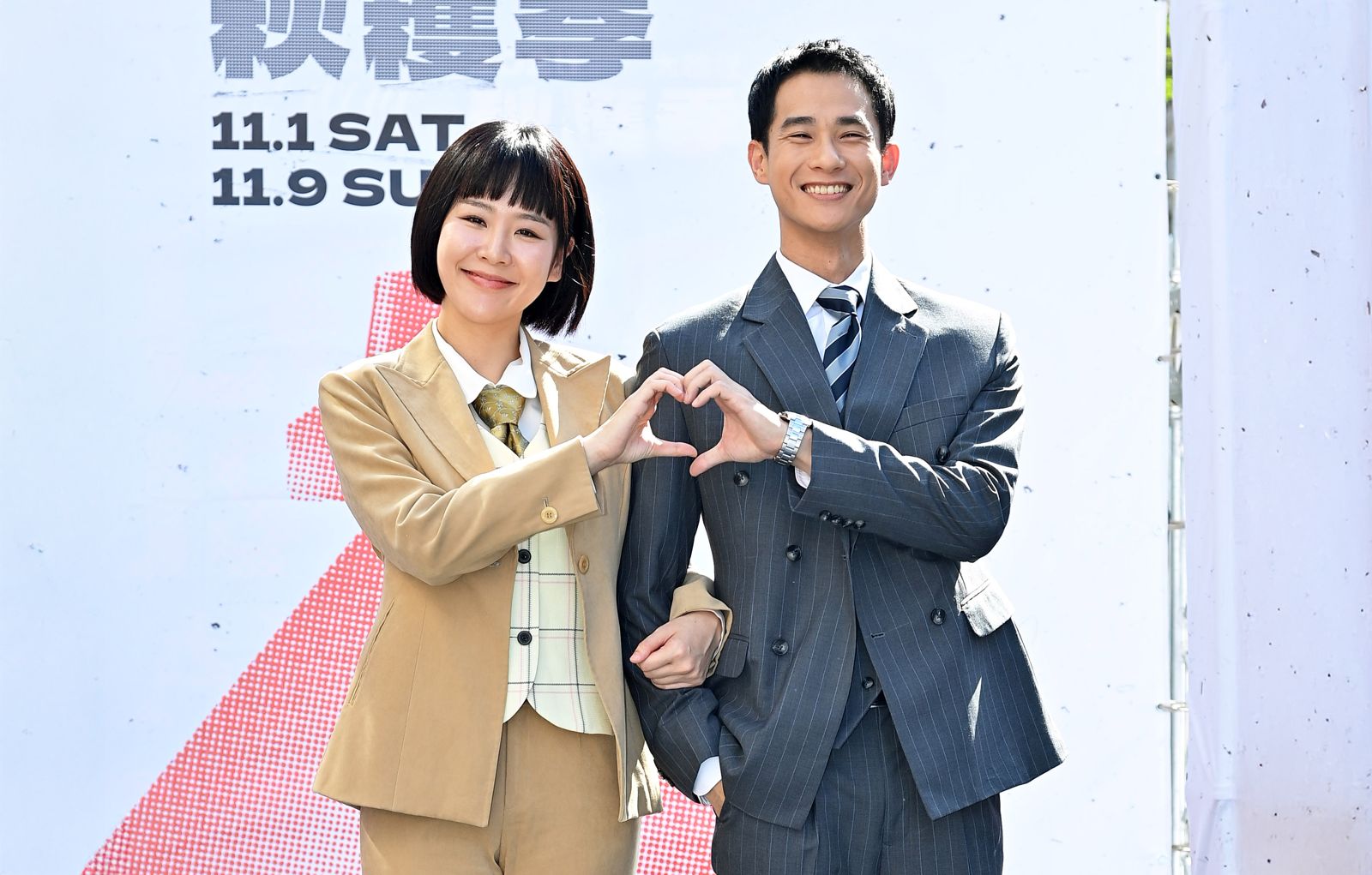 何宜珊（左）和盧彥澤劇中感情甜蜜，在舞台上也比心放閃。台視提供