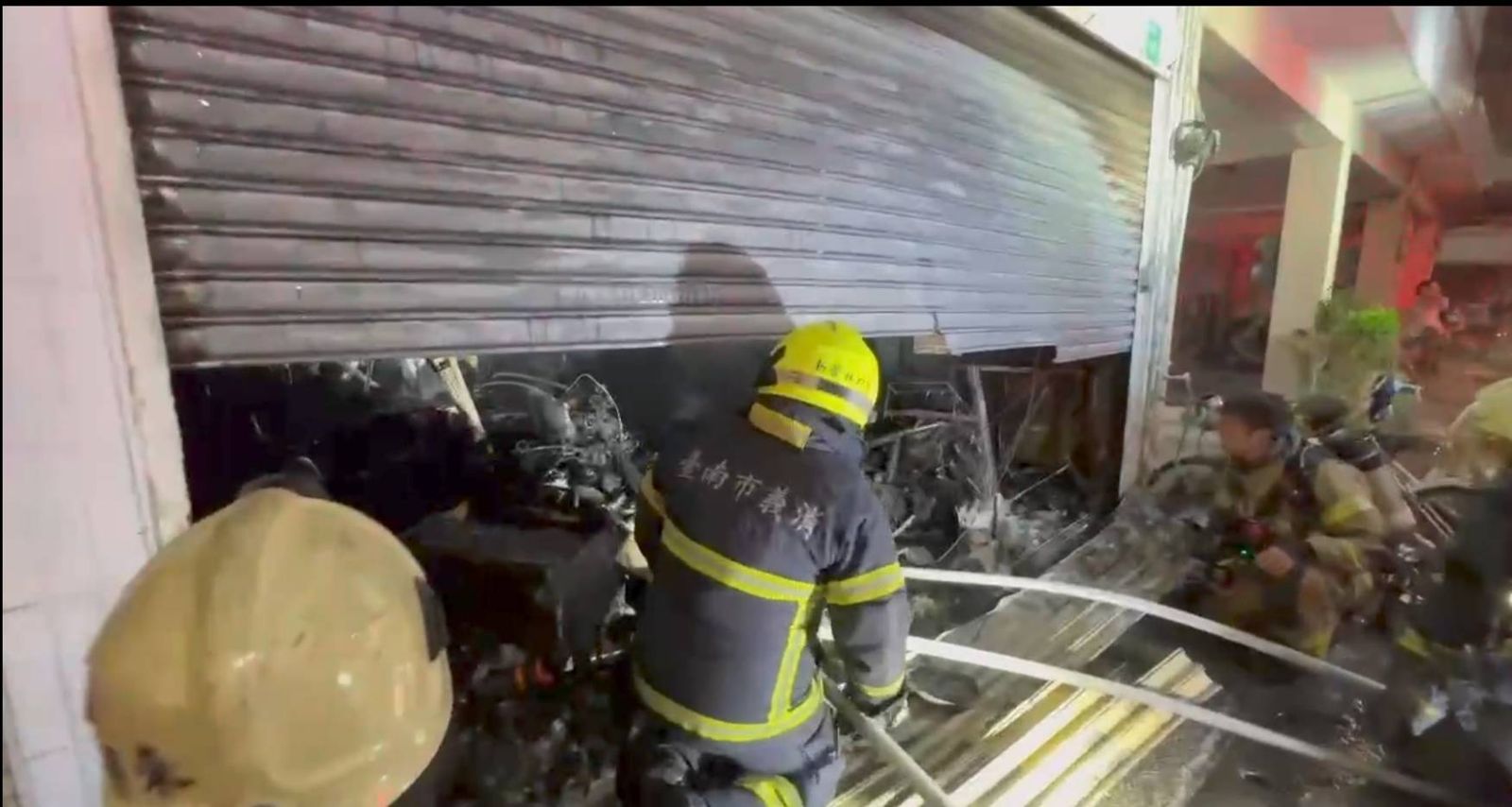 有片/台南新營區民宅火警 屋主驚險攀爬至隔壁二樓陽台脫困