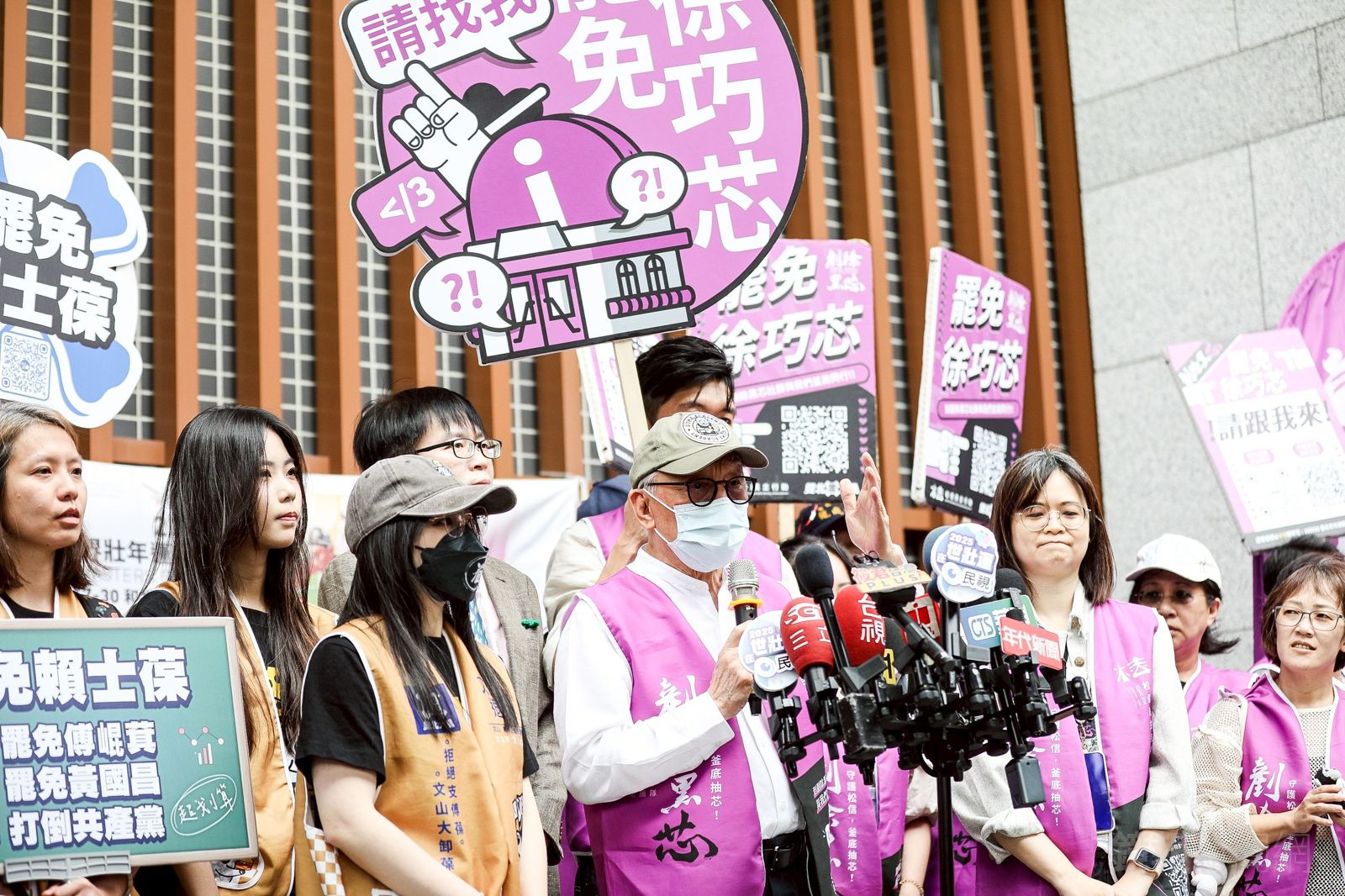 罷免徐巧芯團體「剷除黑芯」領銜人曹興誠說，今天送件數41,201份，達成率175%。（鄒保祥攝）